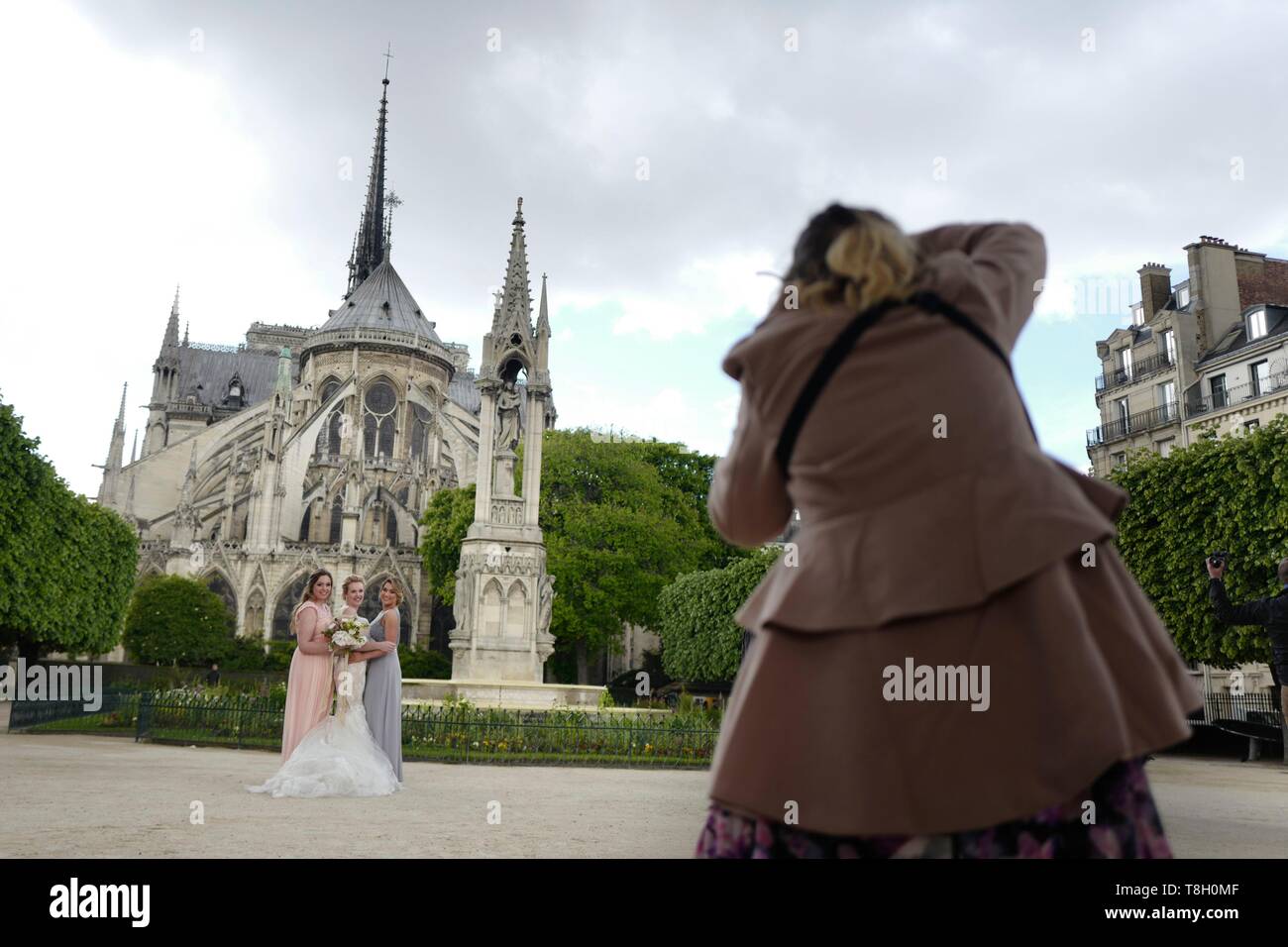 Francia, Parigi, sposa e le sue damigelle hanno Jean XXII square Foto Stock