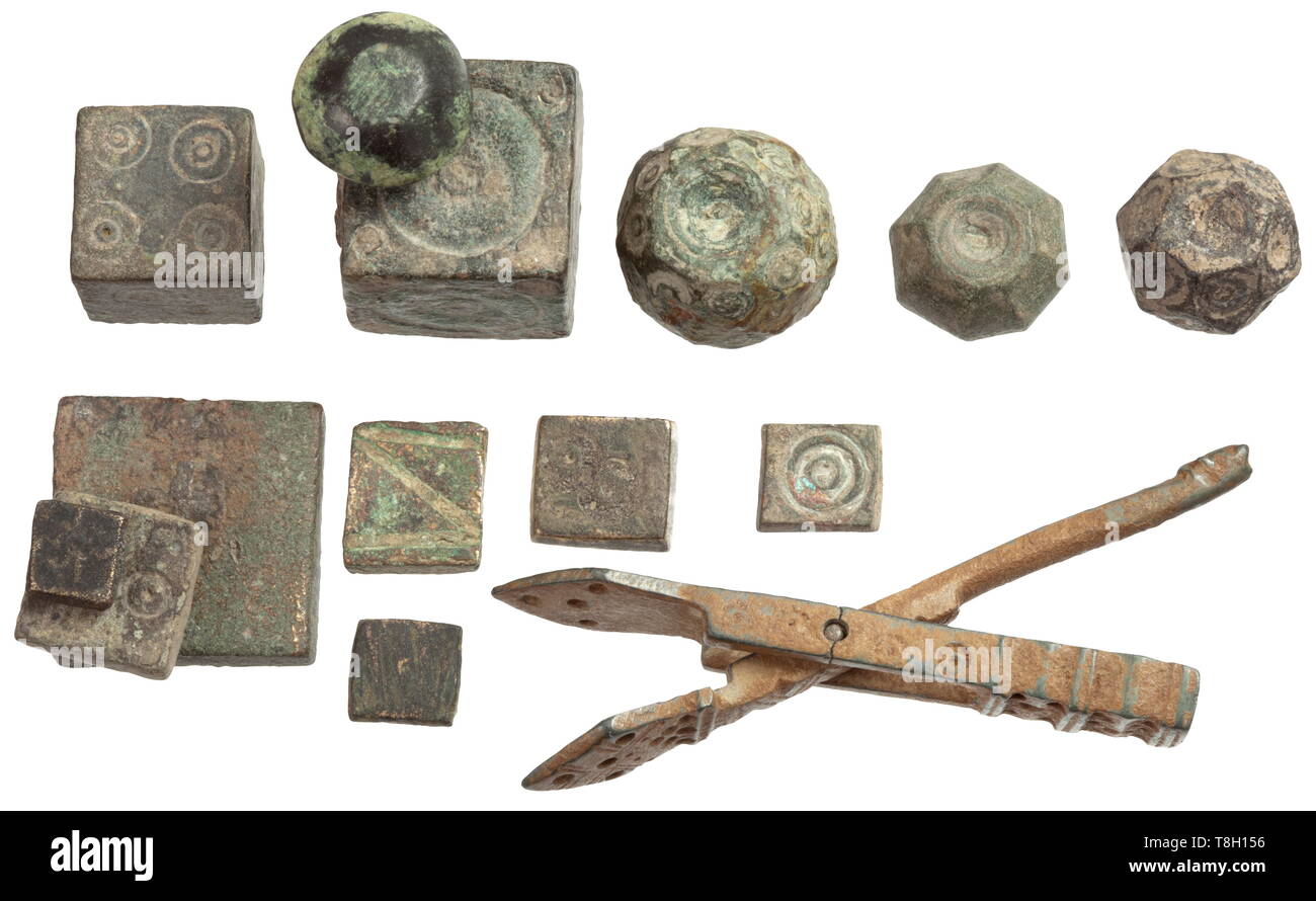 Una coppia di moneta bizantina bilance e pesi 13, 6 - X secolo bronze con sfumature grigio-verde patina. La piccola scala è incernierato, traforato e inciso con decorazioni geometriche. Lunghezza 6,8 cm. Con 13 differenti, prevalentemente in modo circolare punzonato pesi di scala nella forma di rettangoli, cubi ottaedri e. Dimensioni variabili tra 0,8 e 2,2 cm. Provenienza: Monaco di Baviera collezione privata, settanta. storica, storica, medioevo, Additional-Rights-Clearance-Info-Not-Available Foto Stock