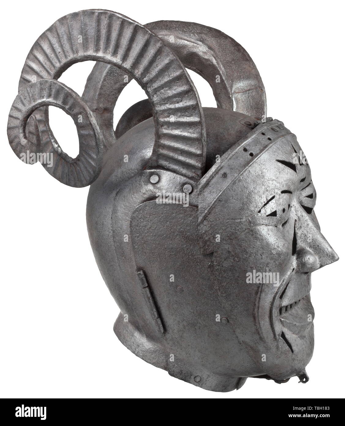 Una maschera di vergogna o brank - collezionista di riproduzione nello stile del XVI secolo a due pezzi di ferro con cranio rivettato, a forma di spirale della ram di corna. Incernierato lateralmente a due pezzi bevor. Incernierata, geometricamente trafitto visiera nella forma di un volto. Un po' corroso con patina scura. Altezza ca. 40 cm. Questo pezzo è stato modellato su un armet alloggiato nella Royal Armouries di Leeds oggi. Il famoso 'cornuto casco' è stato realizzato tra il 1511 e il 1514 da Innsbruck armourer Konrad Seusenhofer ed era un presente dall'imperatore Massimiliano I del re inglese Enrico V, Additional-Rights-Clearance-Info-Not-Available Foto Stock