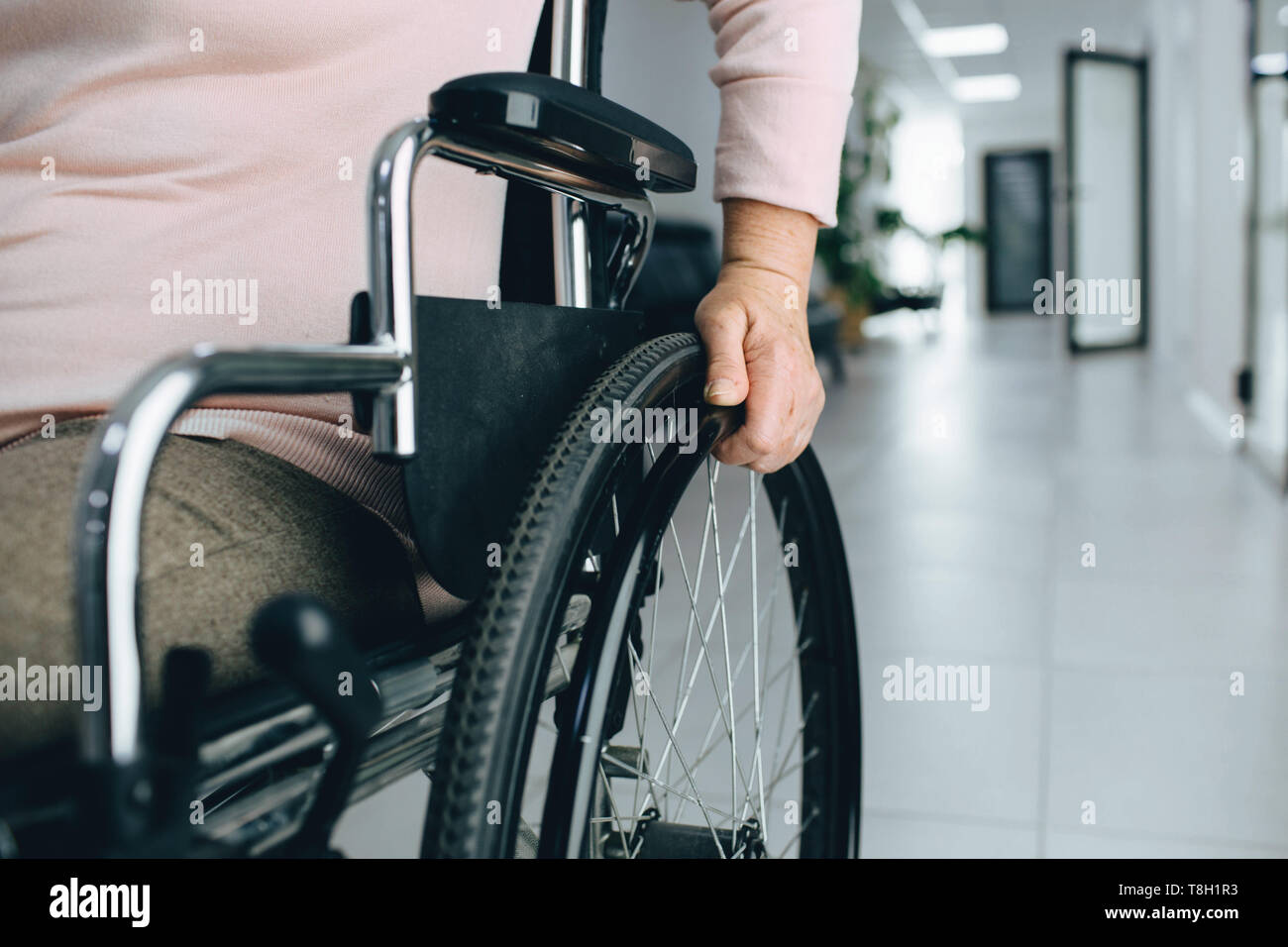 Closeup colpo di un irriconoscibile senior donna seduta su una sedia a rotelle Foto Stock