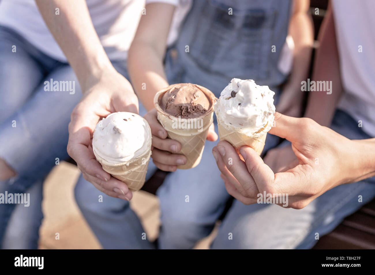 Gelato di donne e di bambini con le mani in mano. La famiglia felice le mani. Happy family concept. Foto Stock