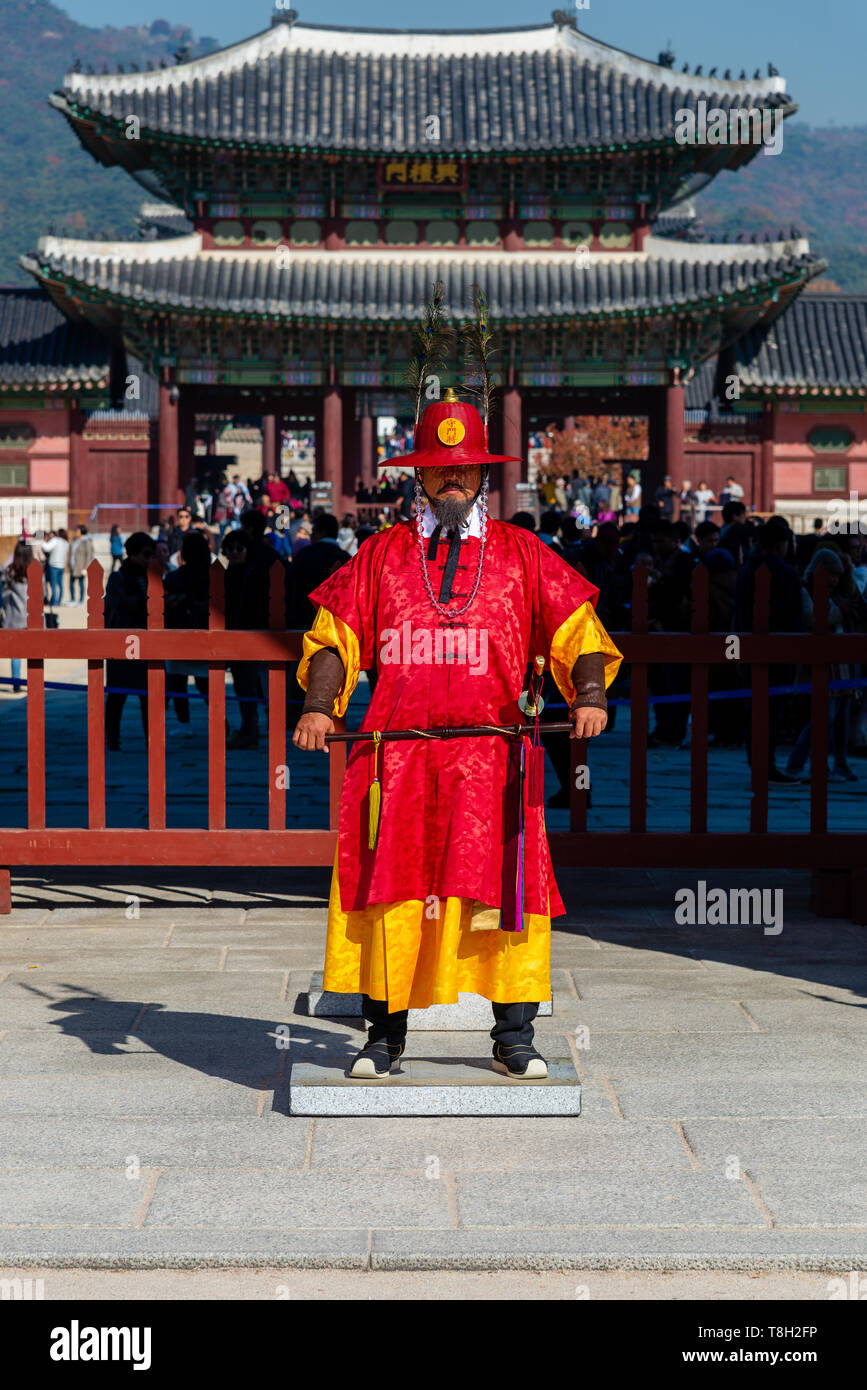 La Guardia reale in piedi durante il cambio della guardia reale cerimonia al gate di Gwanghwamun (il cancello principale) del Palazzo Gyeongbokgung, Seoul, Corea del Sud Foto Stock