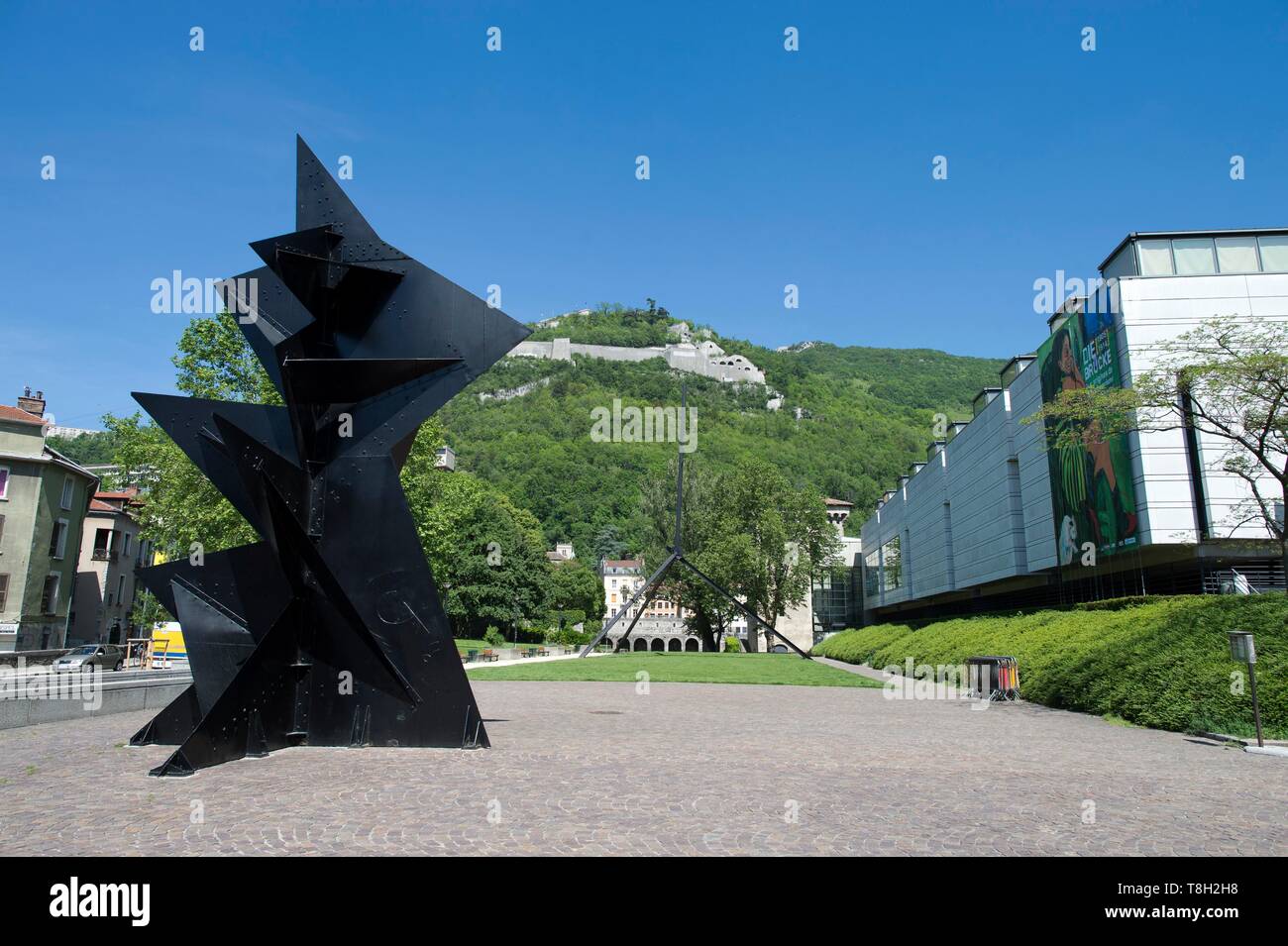 Francia, Isere, Grenoble, sculture di Calder e Mark di Suvero si trova al di fuori del Dauphine museo di arte e antiquariato Foto Stock