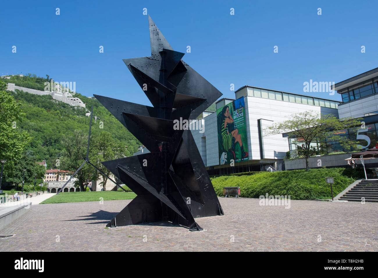 Francia, Isere, Grenoble, scultura di Calder situato al di fuori del Dauphine museo di arte e antiquariato Foto Stock
