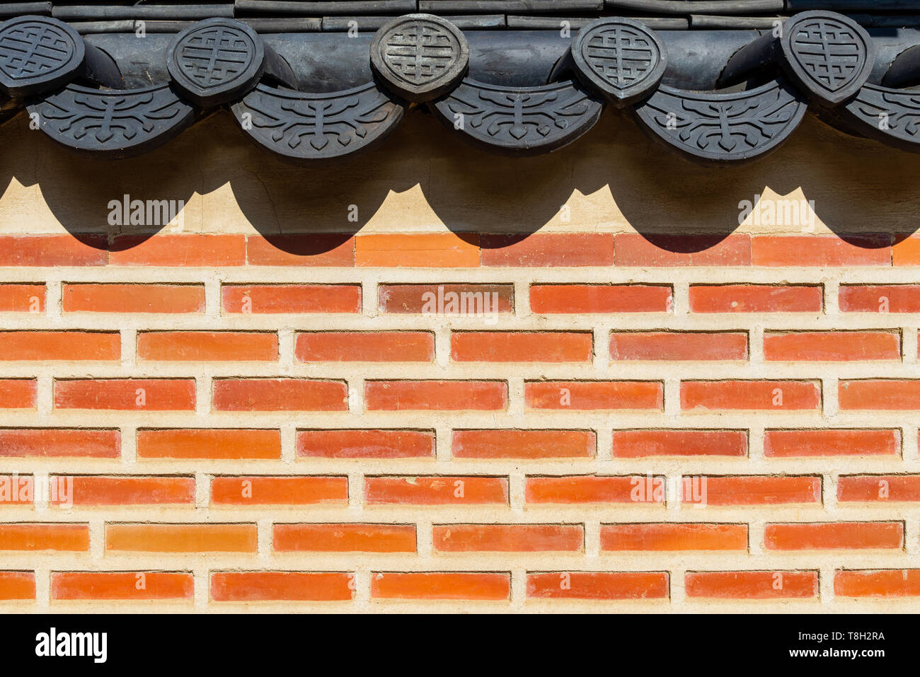 Il coreano tradizionale muro di mattoni e ceramica nera del tetto, Seoul, Corea del Sud Foto Stock