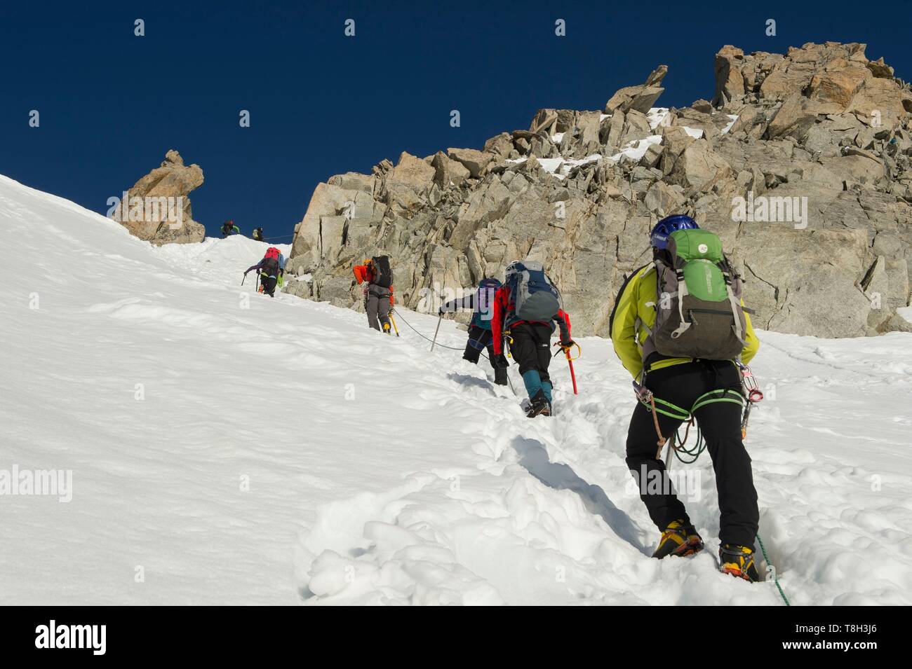 Francia, Haute Savoie, il Massiccio del Monte Bianco, Chamonix, escursione sul ghiacciaio al giro ago, accesso in terreno misto nella parte superiore del banco ago Foto Stock