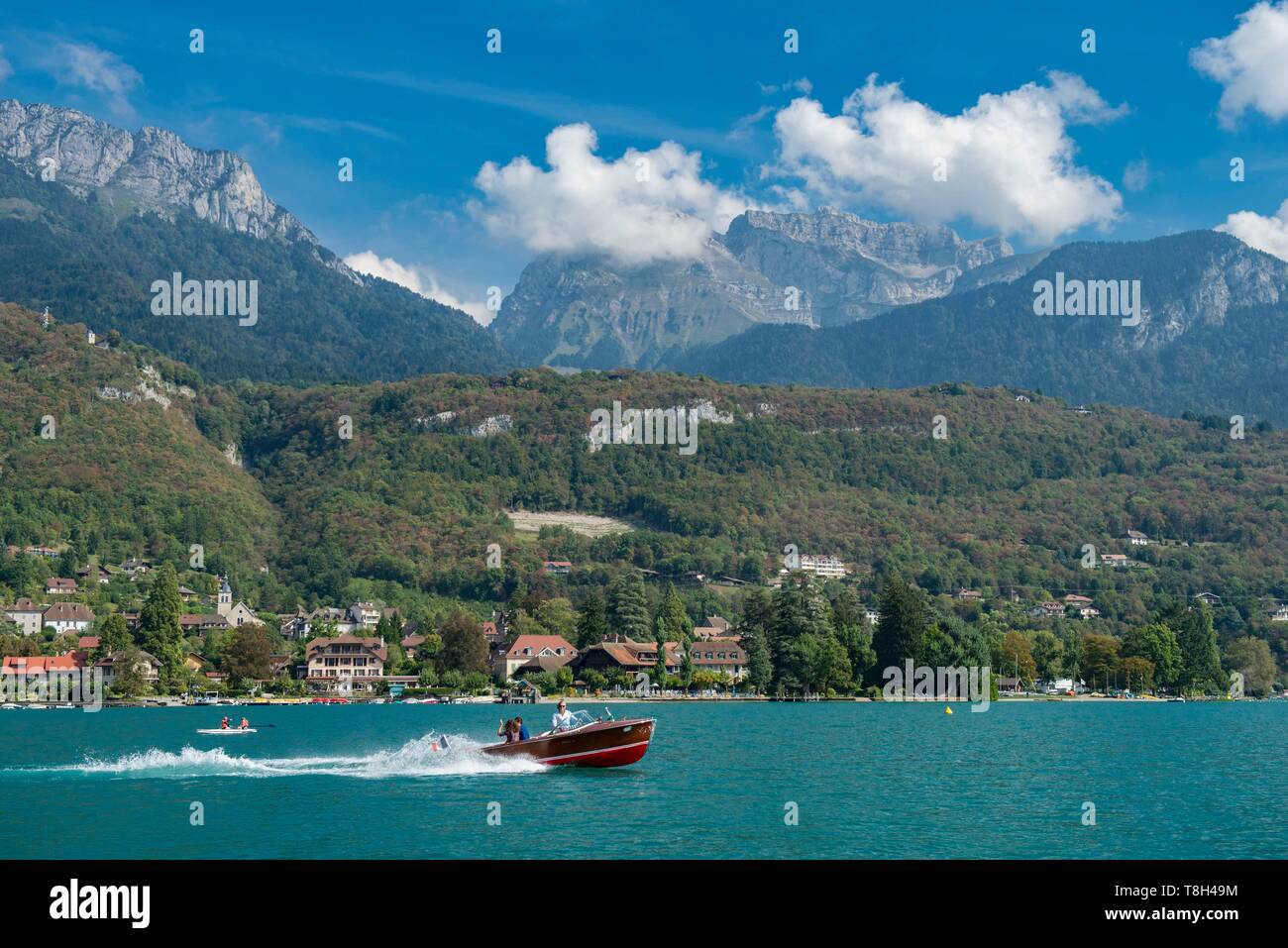 Francia, Haute Savoie, Annecy, passeggiata sul lago in barca Riva collezione nella baia di Talloires e la montagna di Tournette Foto Stock