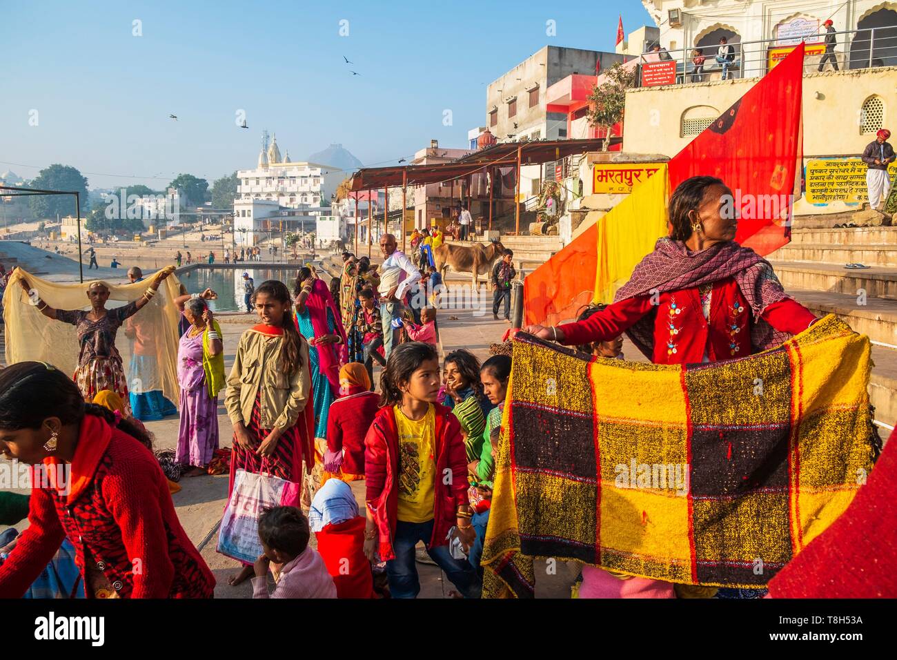 India Rajasthan, Pushkar, città santa per gli indù, lago santo circondato da 52 la balneazione ghats Foto Stock