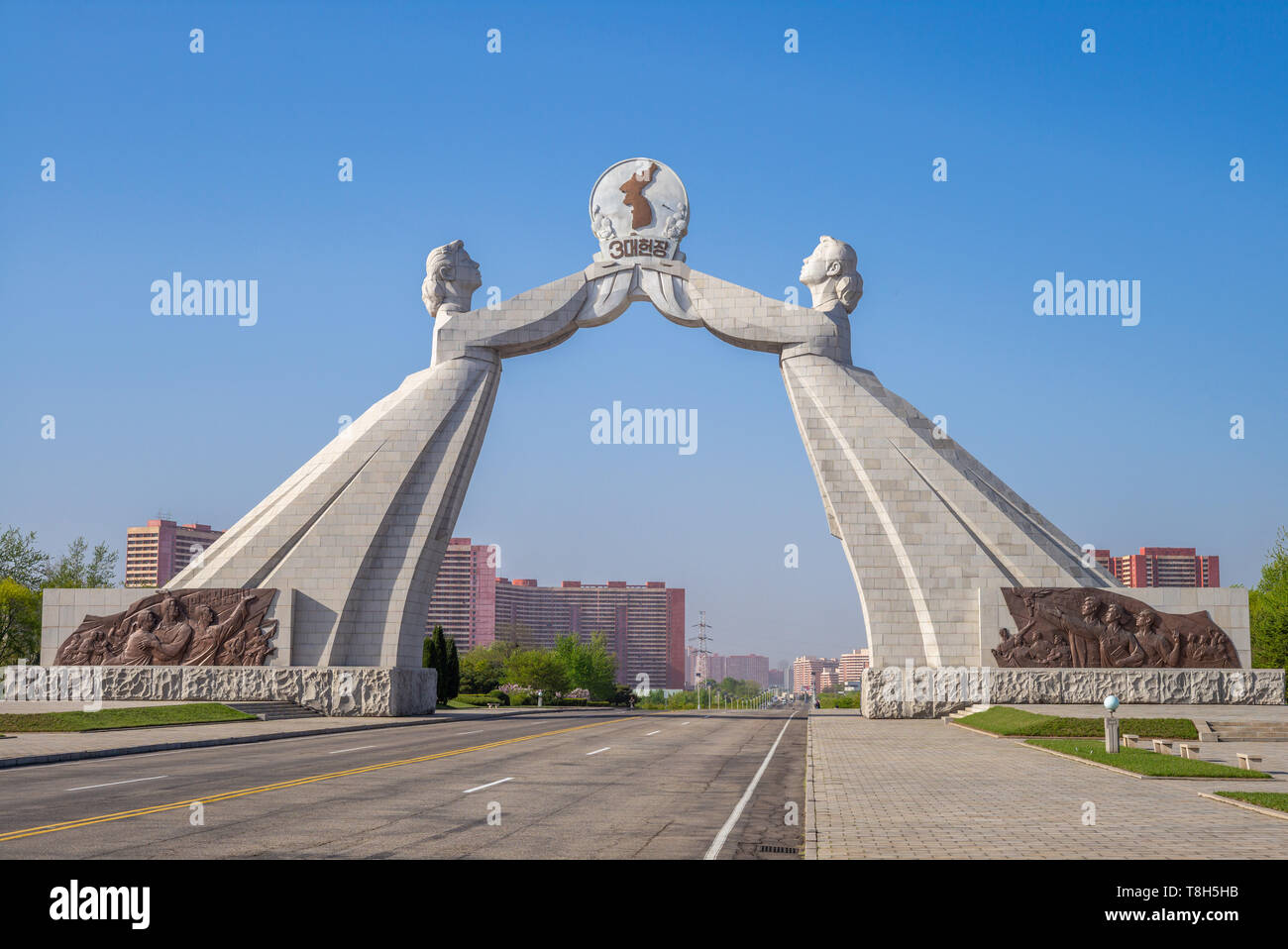 Arco di riunificazione di Pyongyang, la corea del nord. La traduzione dei caratteri coreani è 'tre punti di carta " Foto Stock