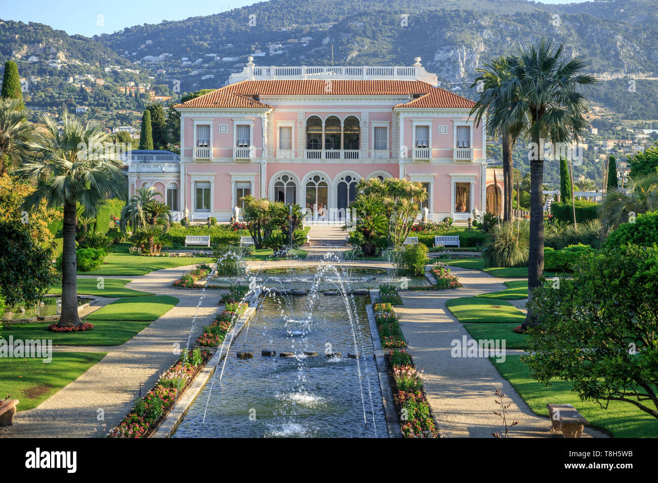 Francia, Alpes Maritimes, Saint Jean Cap Ferrat, villa e giardini Ephrussi de Rothschild, giardino alla francese, grande stagno e getti d'acqua e vista sul Foto Stock