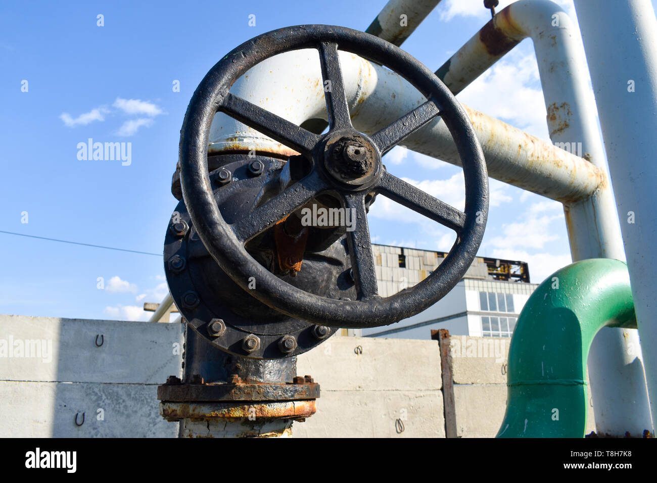 Grosso tubo tocca sul gas rete di condotti Foto Stock