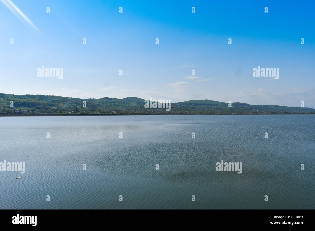 Il bel lago in una soleggiata giornata estiva con un perfetto cielo blu Foto Stock