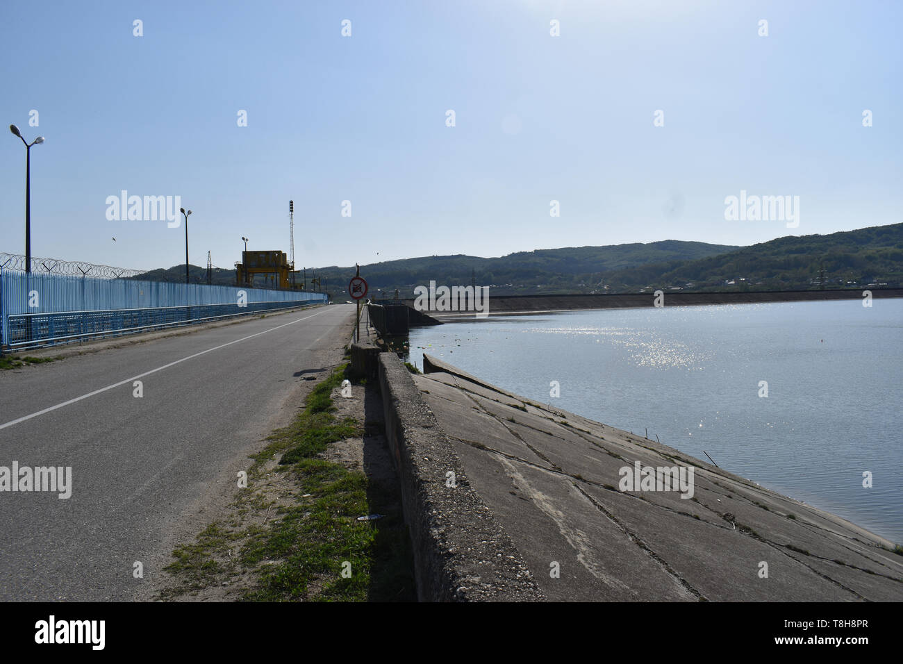 L'energia idroelettrica diga sul fiume Olt in una soleggiata giornata di primavera. Centrale idroelettrica sul lago artificiale. Foto Stock