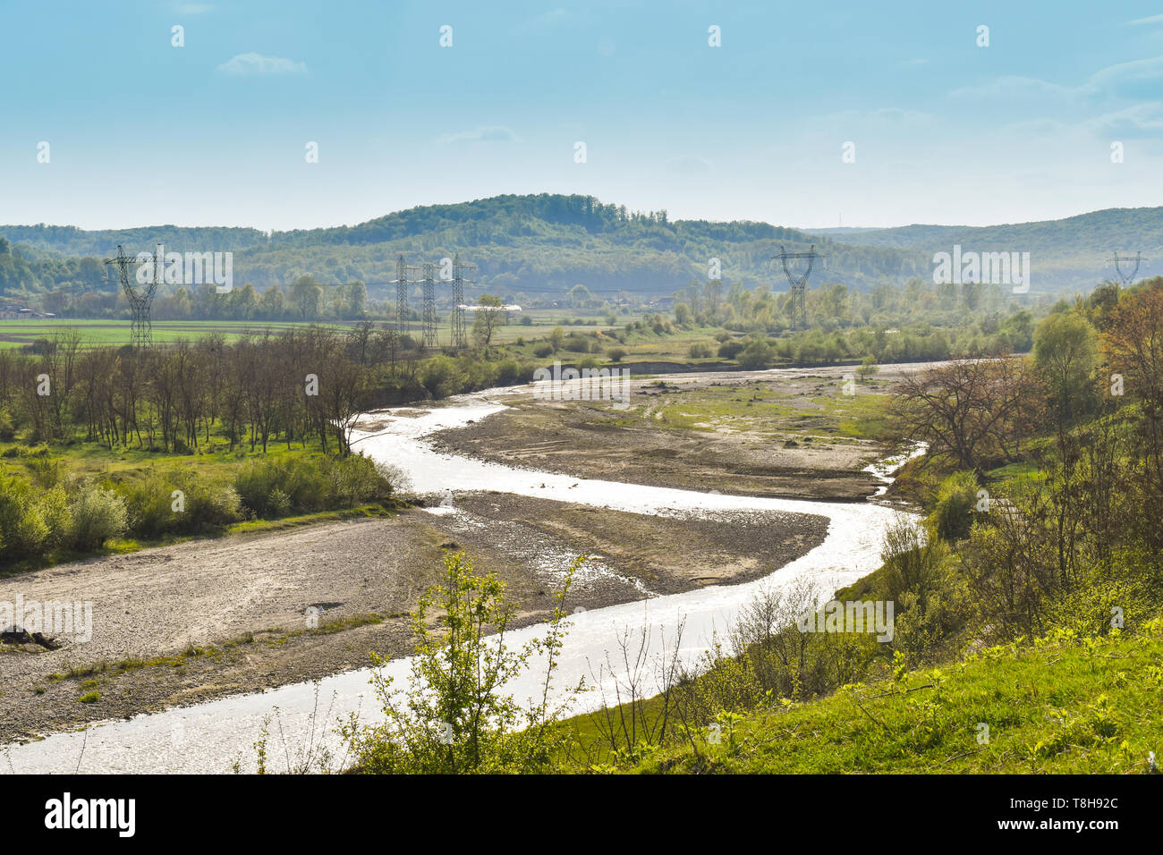 Shining fiume che attraversa la valle verde. La foto è stata scattata una soleggiata giornata estiva Foto Stock