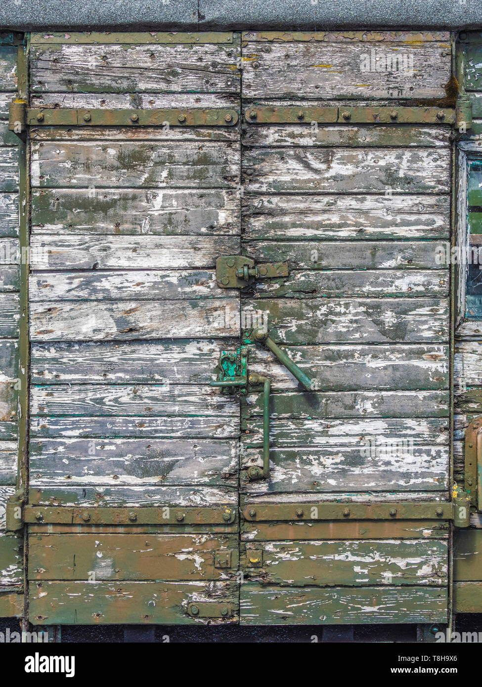 Bacucco porte in legno sul carrello in attesa di restauro a Bolton e Embsay Steam Railway. Stazione di Bolton, Yorkshire Dales, UK. Foto Stock