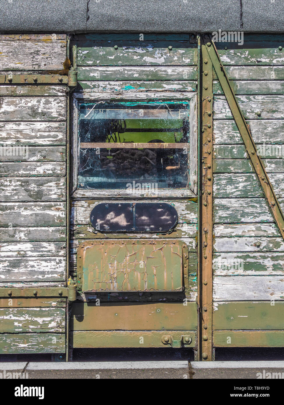 Bacucco porte in legno sul carrello in attesa di restauro a Bolton e Embsay Steam Railway. Stazione di Bolton, Yorkshire Dales, UK. Foto Stock