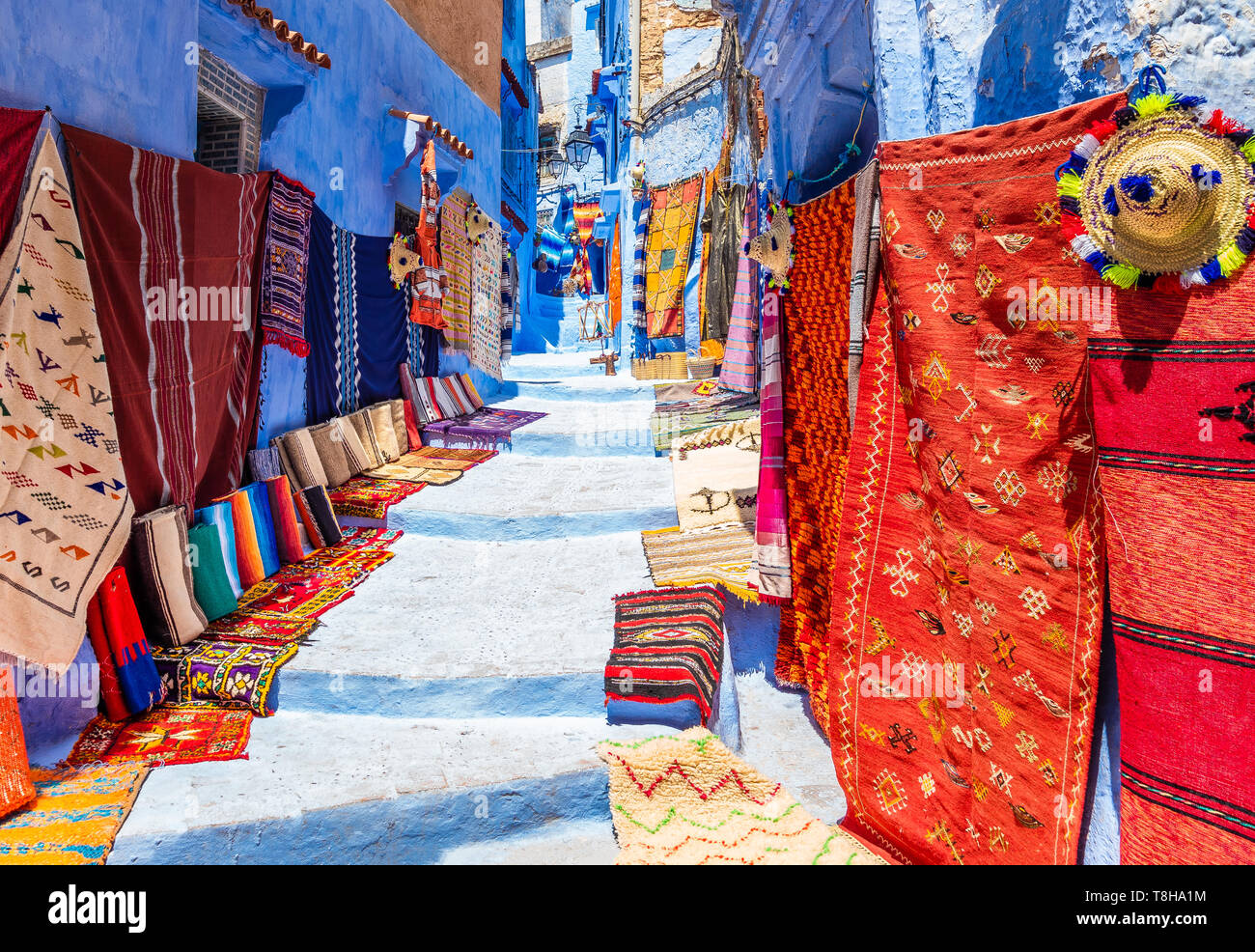Street con negozio di souvenir a Chefchaouen, Marocco, Africa del Nord Foto Stock