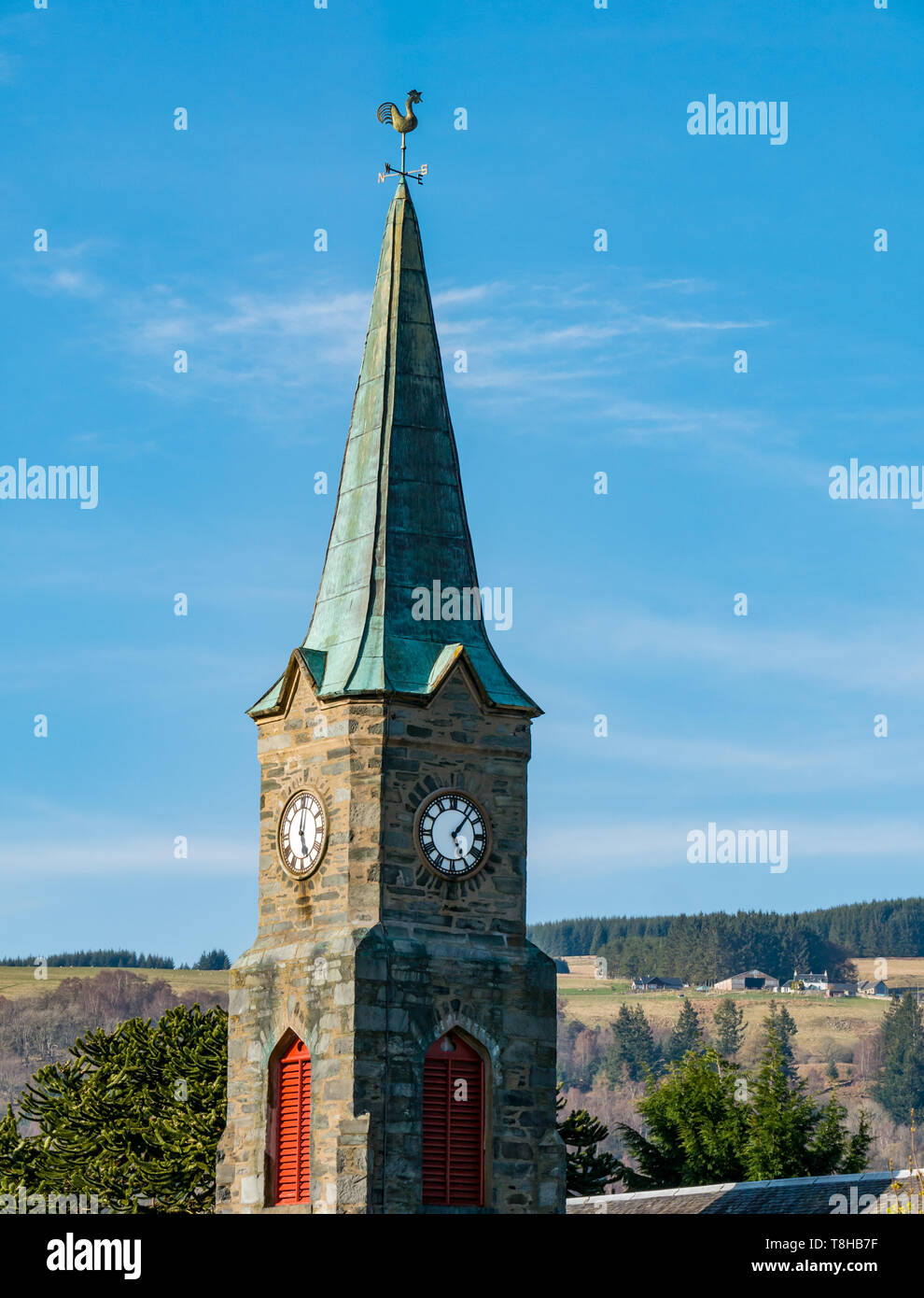 Aberfeldy Chiesa di Scozia steeple guglia di clock sulla soleggiata giornata di primavera, Aberfeldy, Perthshire, Scotland, Regno Unito Foto Stock