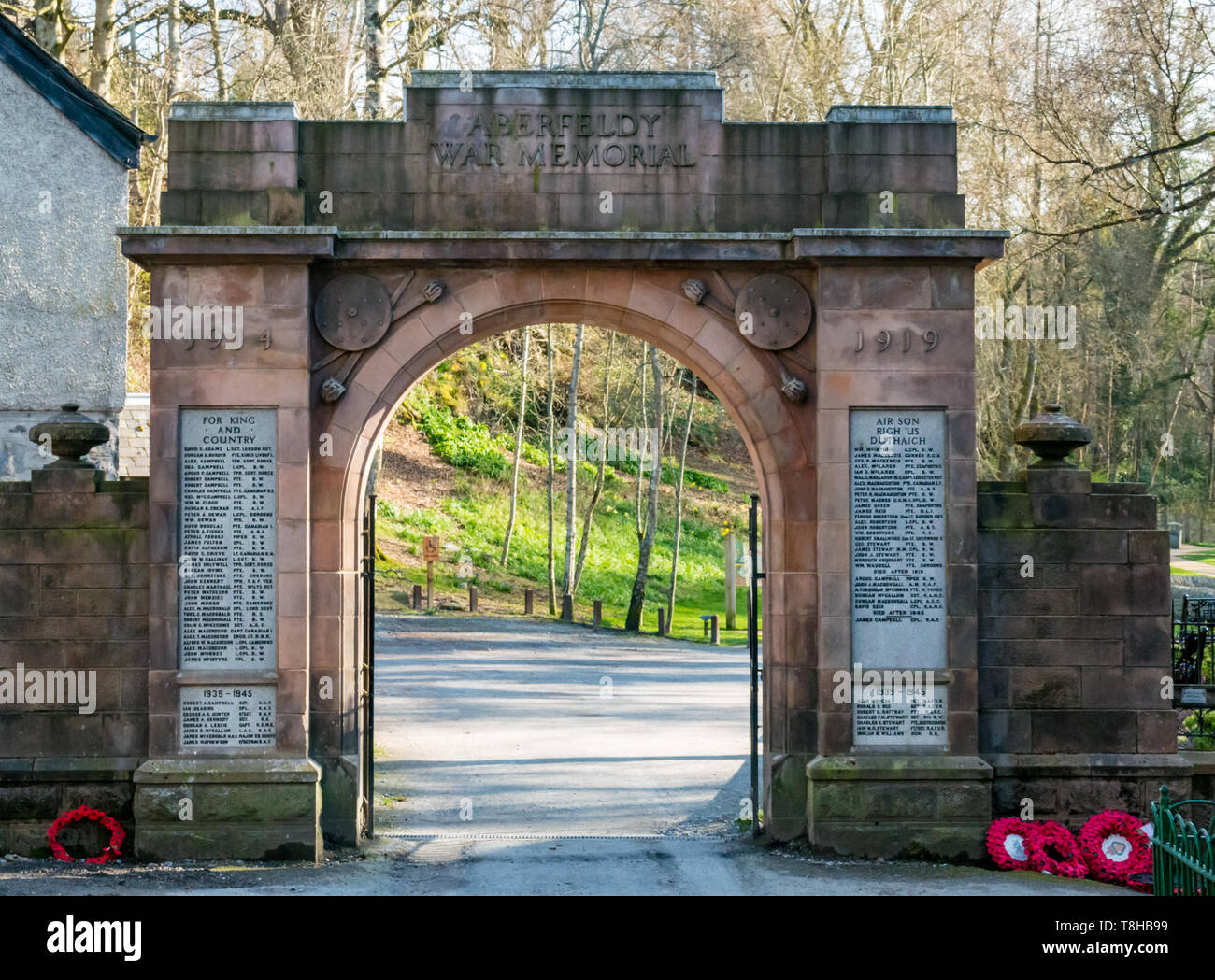 Aberfeldy Memoriale di guerra la porta di pietra con elenco di morti, Perthshire, Scotland, Regno Unito Foto Stock