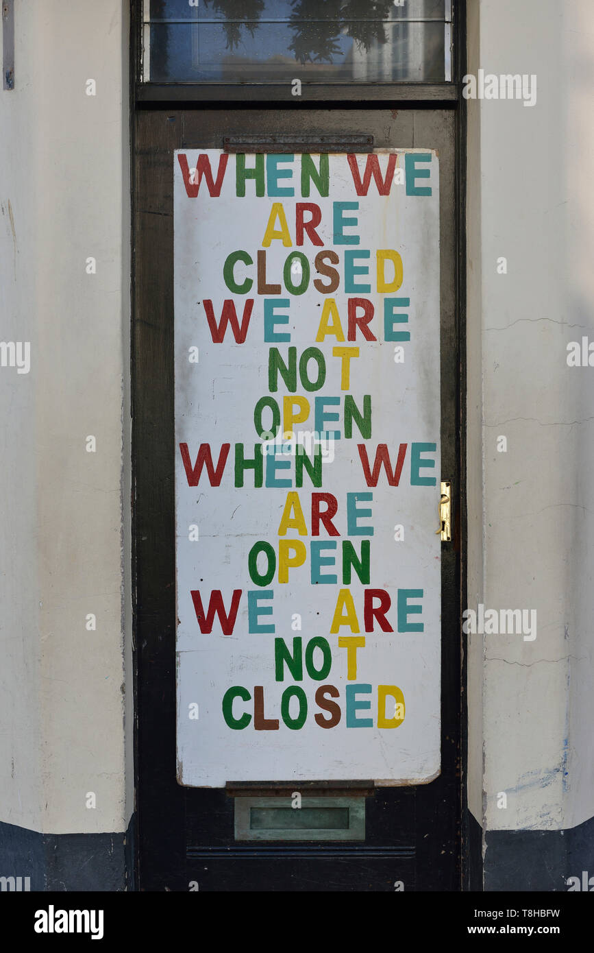 Funny shop segno di apertura. Hastings old town, East Sussex, England, Regno Unito Foto Stock