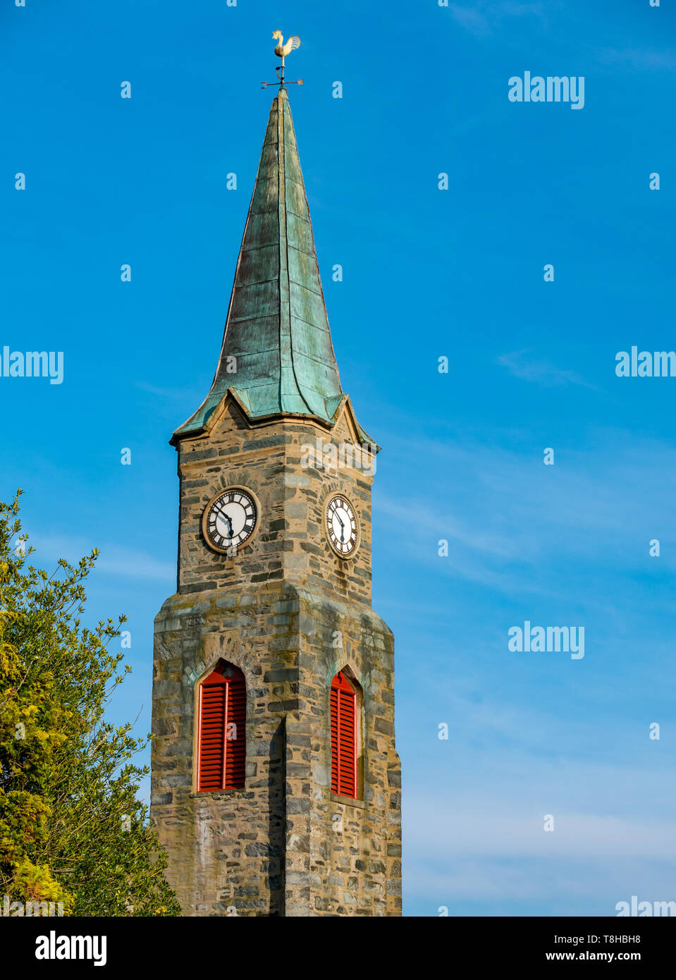 Aberfeldy Chiesa di Scozia steeple guglia di clock sulla soleggiata giornata di primavera, Aberfeldy, Perthshire, Scotland, Regno Unito Foto Stock