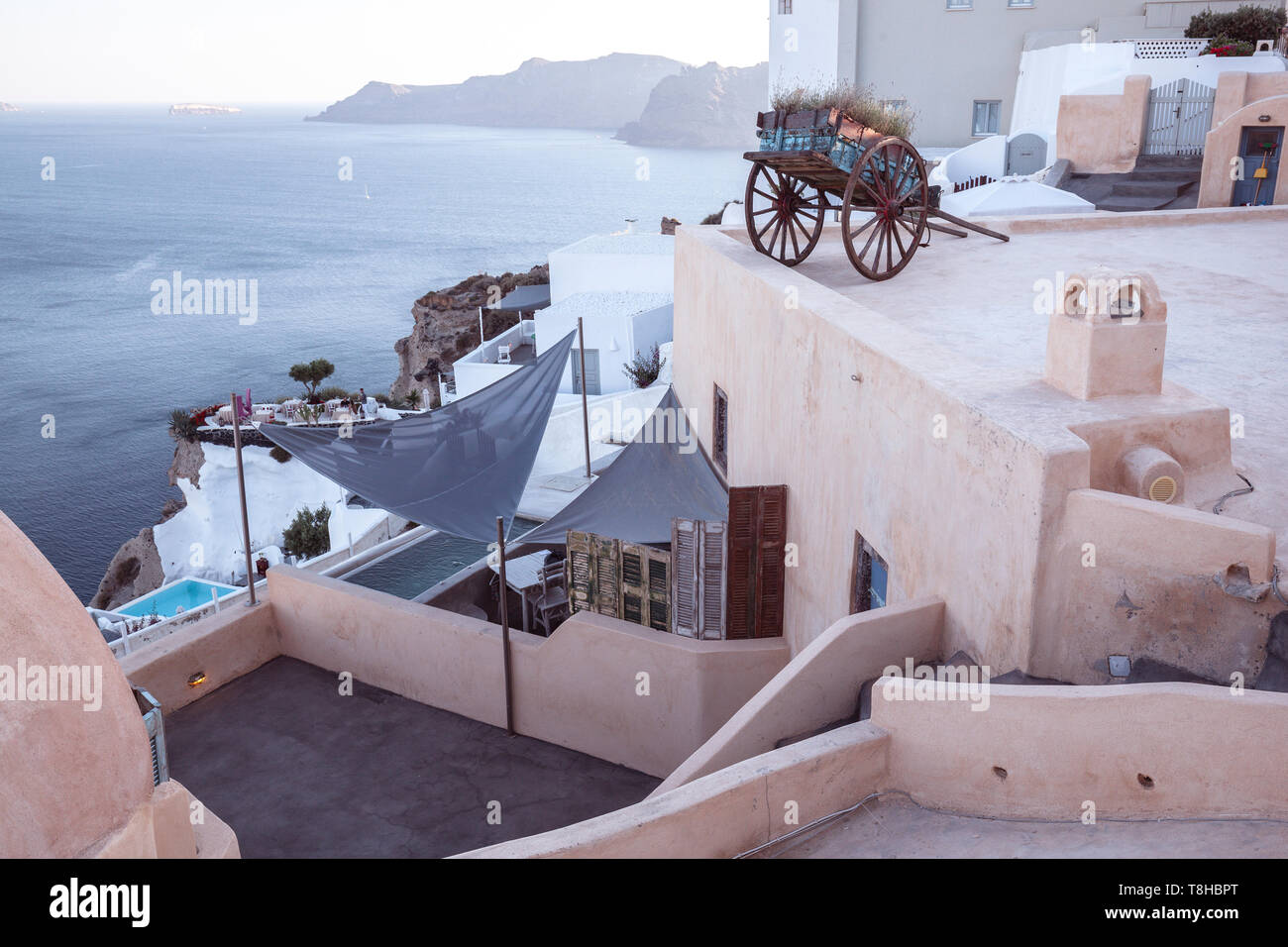 Vista della città di oia a Santorini, Grecia, dettaglio del classico di edifici bianchi e la costa mediterranea. Foto Stock