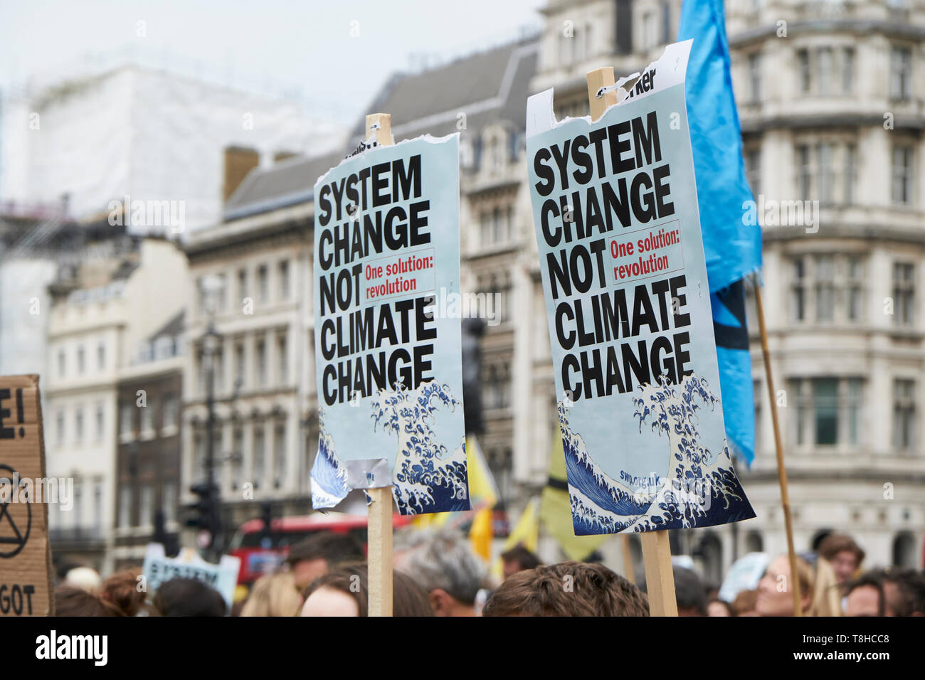 Londra,England-May 1,2019:modifica del sistema Banner Sventolate durante la ribellione di estinzione Rally di protesta in piazza del Parlamento Foto Stock