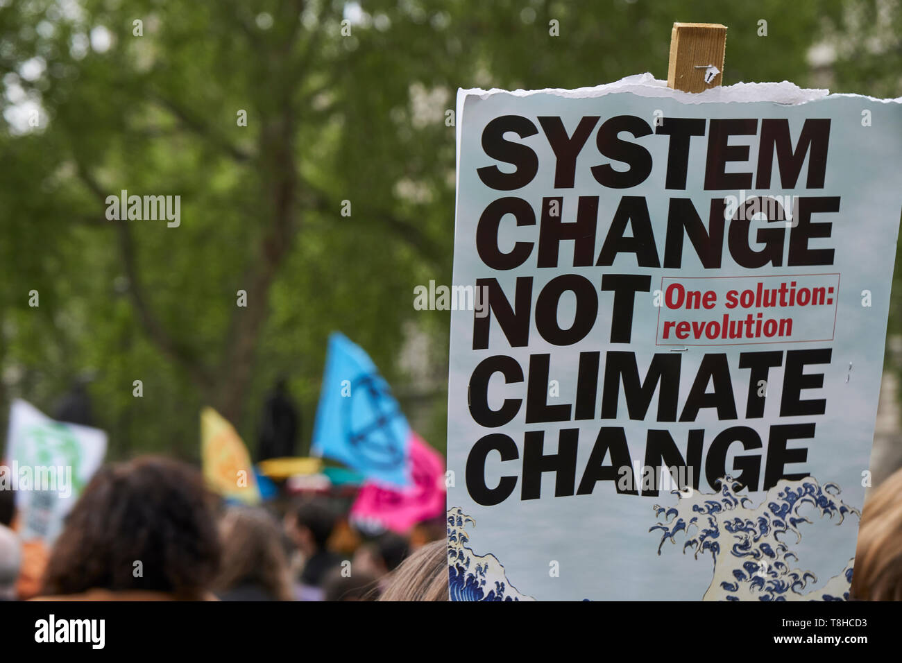 Londra,England-May 1,2019:modifica del sistema Banner Sventolate durante la ribellione di estinzione Rally di protesta in piazza del Parlamento Foto Stock