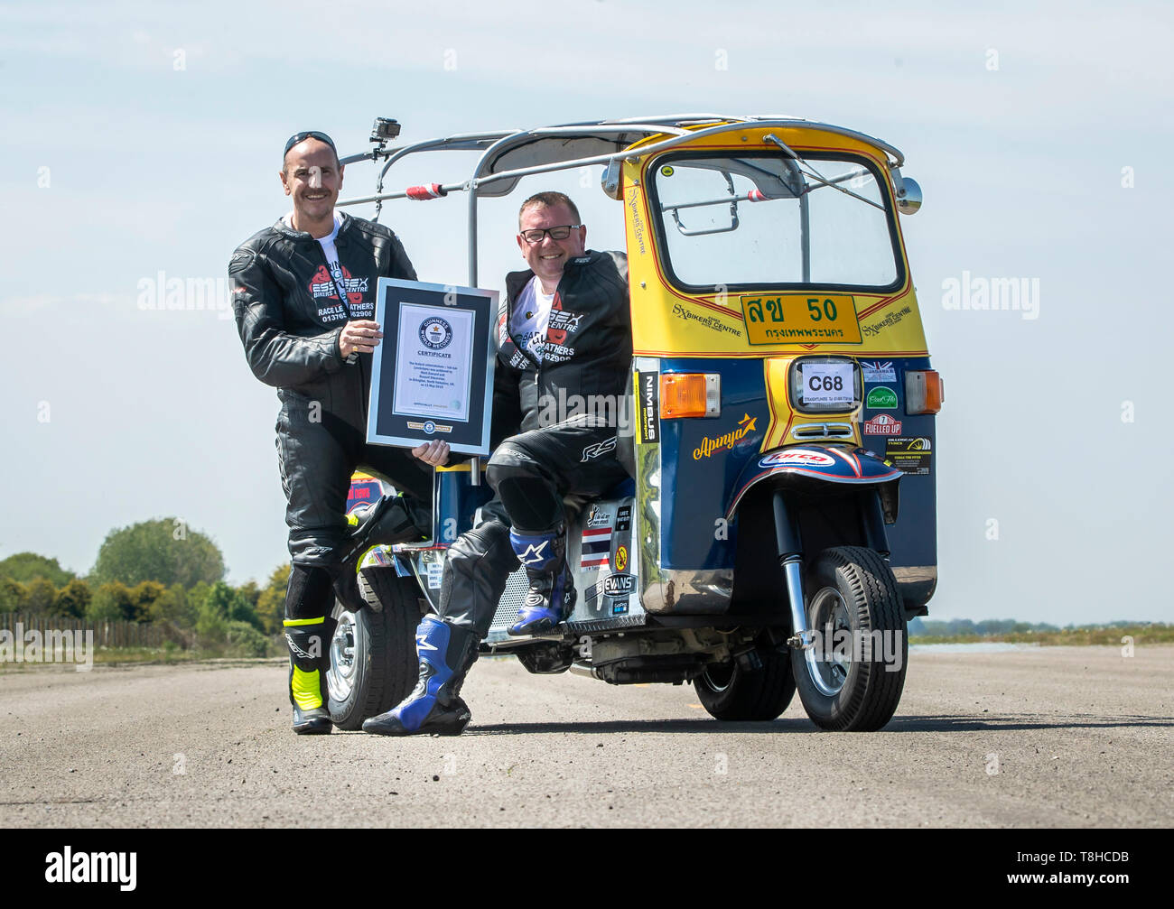 Essex imprenditore Matt Everard (destra) e passeggero Russell Shearman celebrano il loro Guinness World Record dopo aver impostato il record di velocità su terra in un tuk tuk a Elvington Airfield nello Yorkshire. Foto Stock