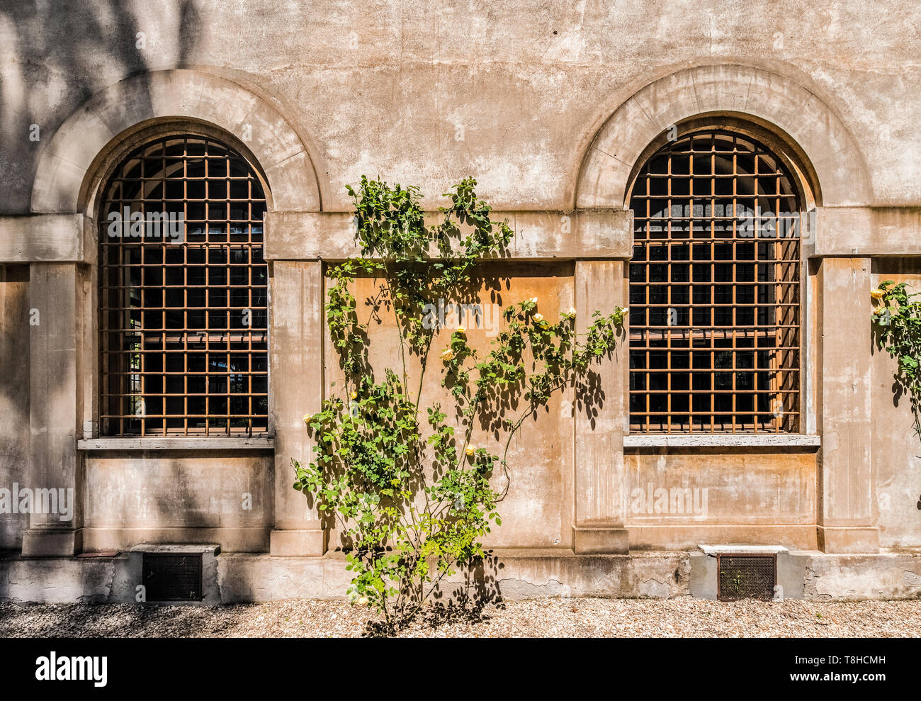Lazio - Le finestre di un edificio del Casale di San Pio V complessa, a Roma, Italia Foto Stock