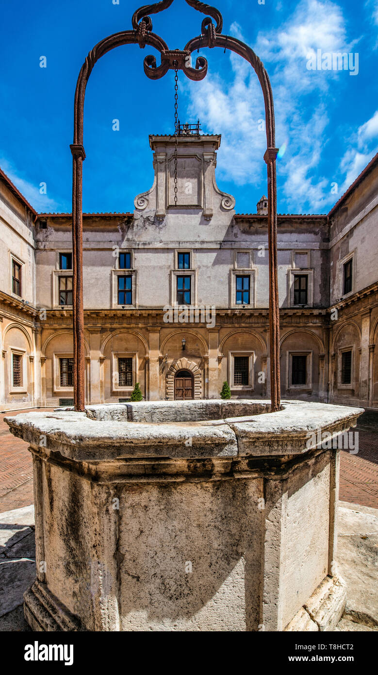 Il pozzo di acqua all'interno del cortile del Casale di San Pio V (San Pio V Casa), a Roma, Italia Foto Stock