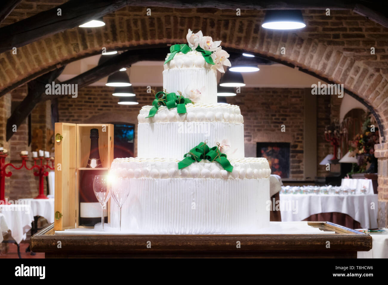 Multi livello white torta nuziale Foto Stock