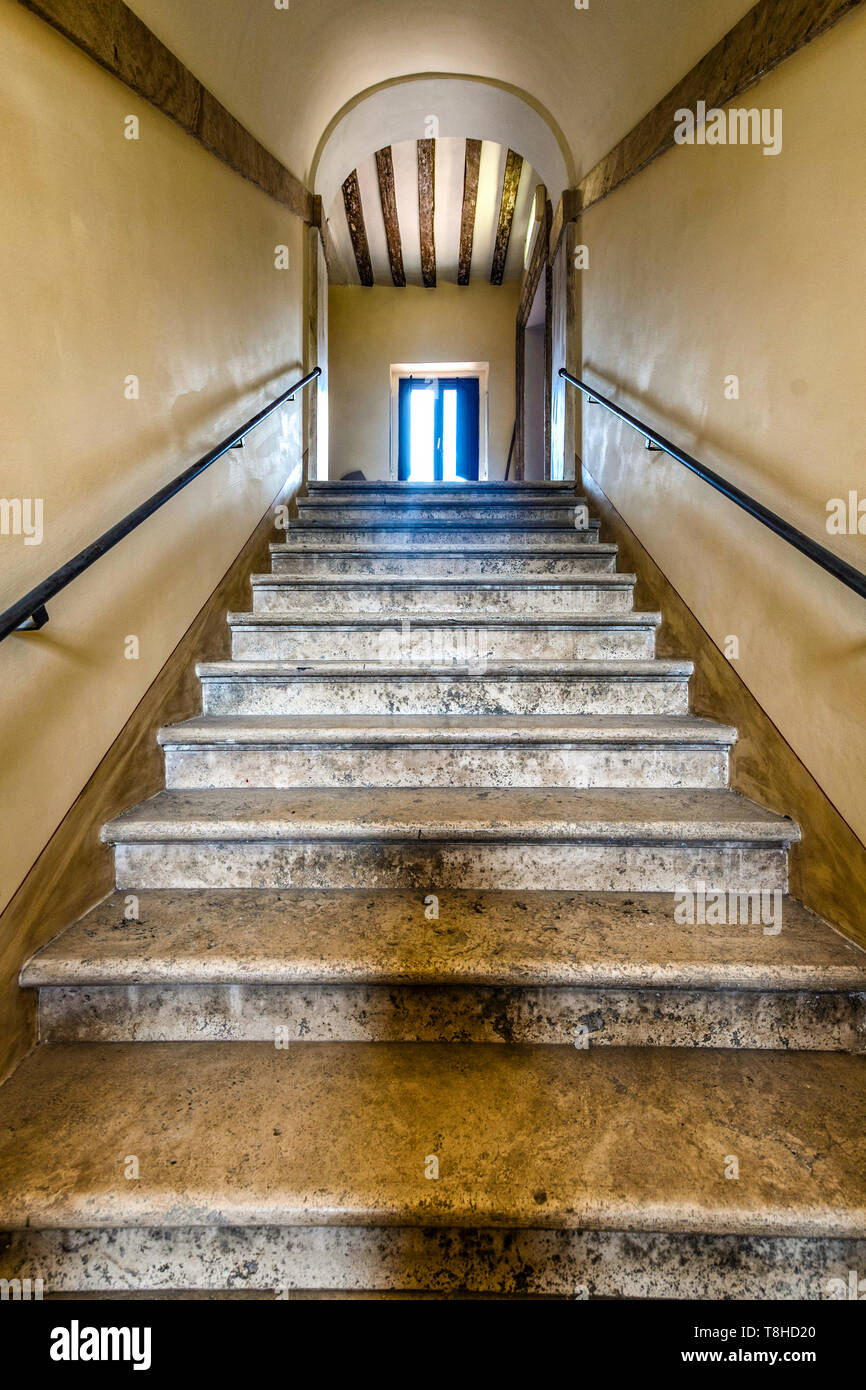 Scale interne di Casale di San Pio V (San Pio V Casa), a Roma, Italia Foto Stock