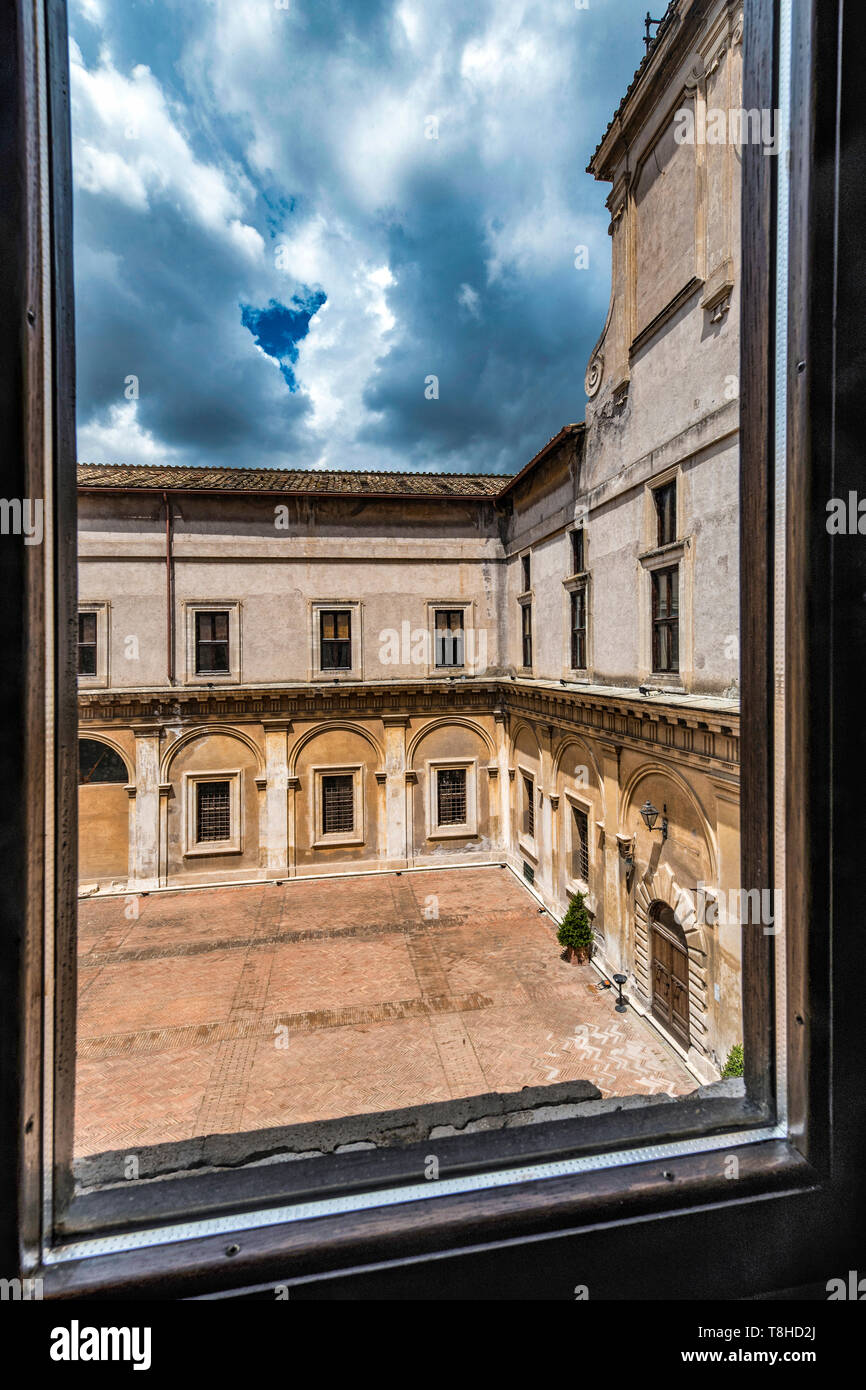 Il cortile del Casale di San Pio V (San Pio V Casa) visto da una finestra del palazzo, in Roma, Italia Foto Stock