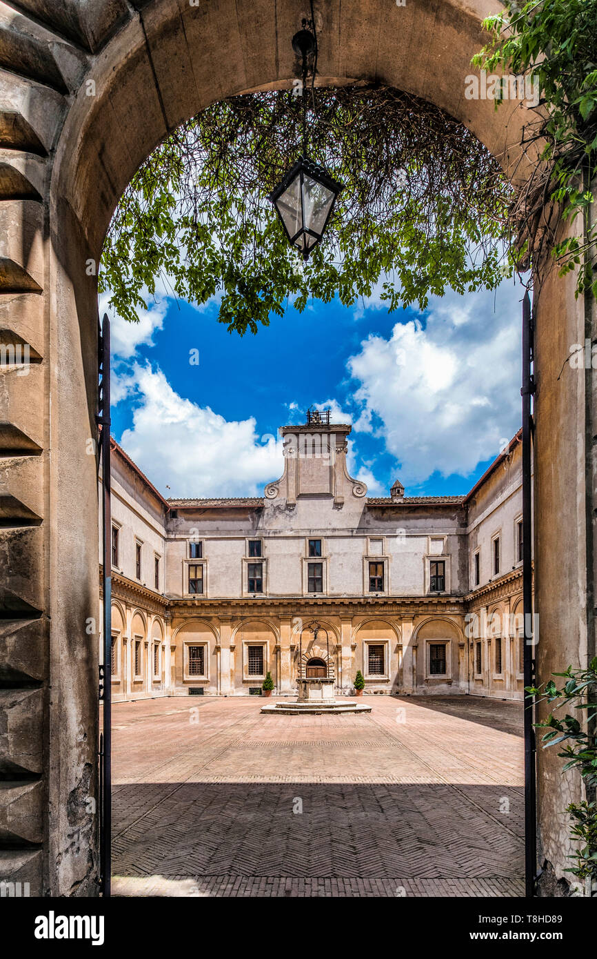 L'ingresso del cortile del Casale di San Pio V (San Pio V Casa), a Roma, Italia Foto Stock