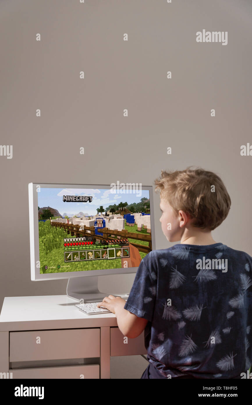 Ragazzo Giocando Il Gioco Per Computer Minecraft Foto Stock Alamy Ragazzo Giocando Il Gioco Per Computer Minecraft Foto Stock Alamy