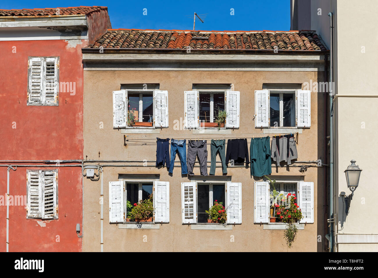 Servizio lavanderia appesi ad asciugare al di fuori di una vecchia casa in Grado, Friuli Venezia Giulia, Italia Foto Stock
