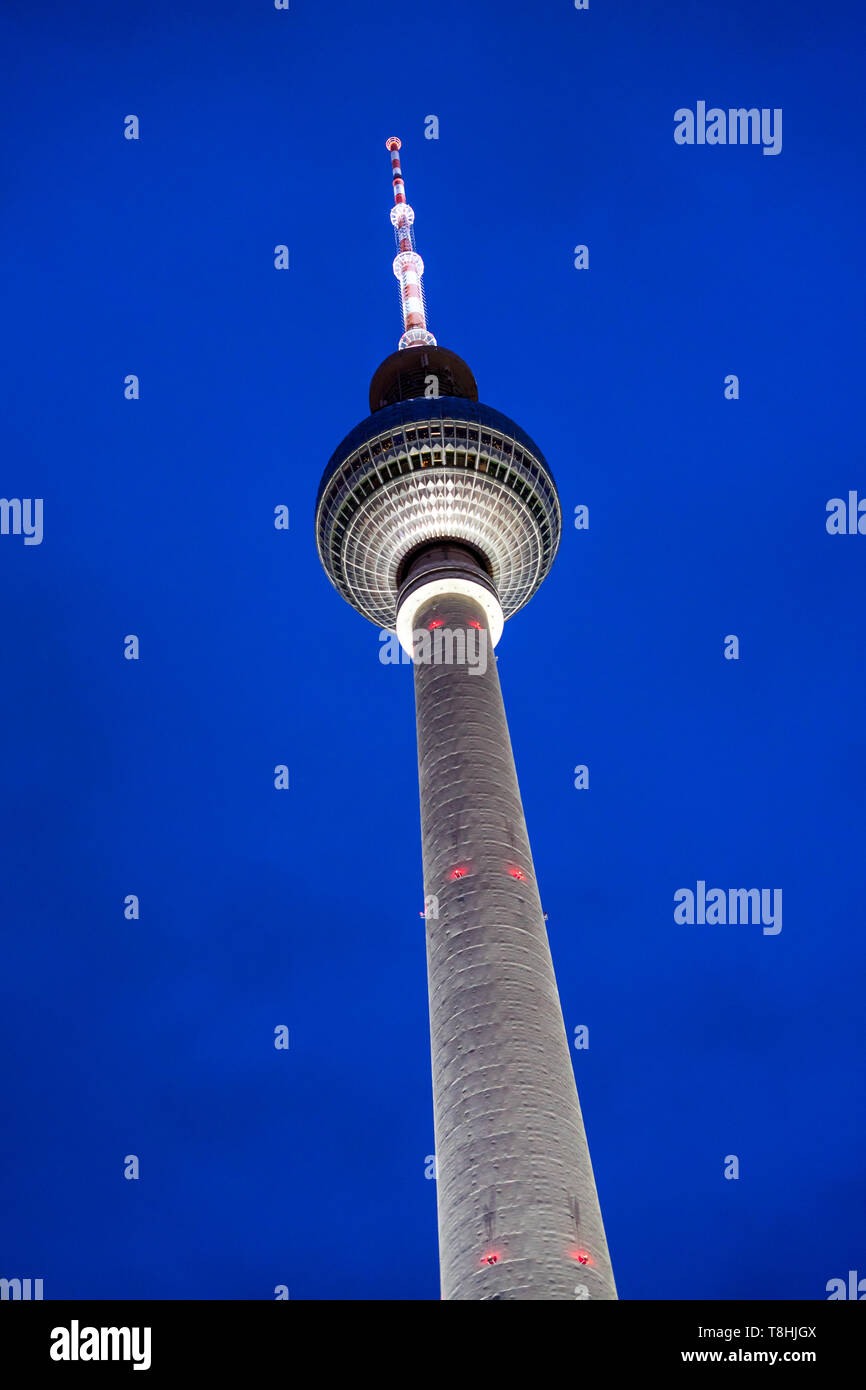 Vista la pietra miliare di Berlino la Torre della TV all'alba. Berlino, Berlino/Germania - 09.05.2019 Foto Stock