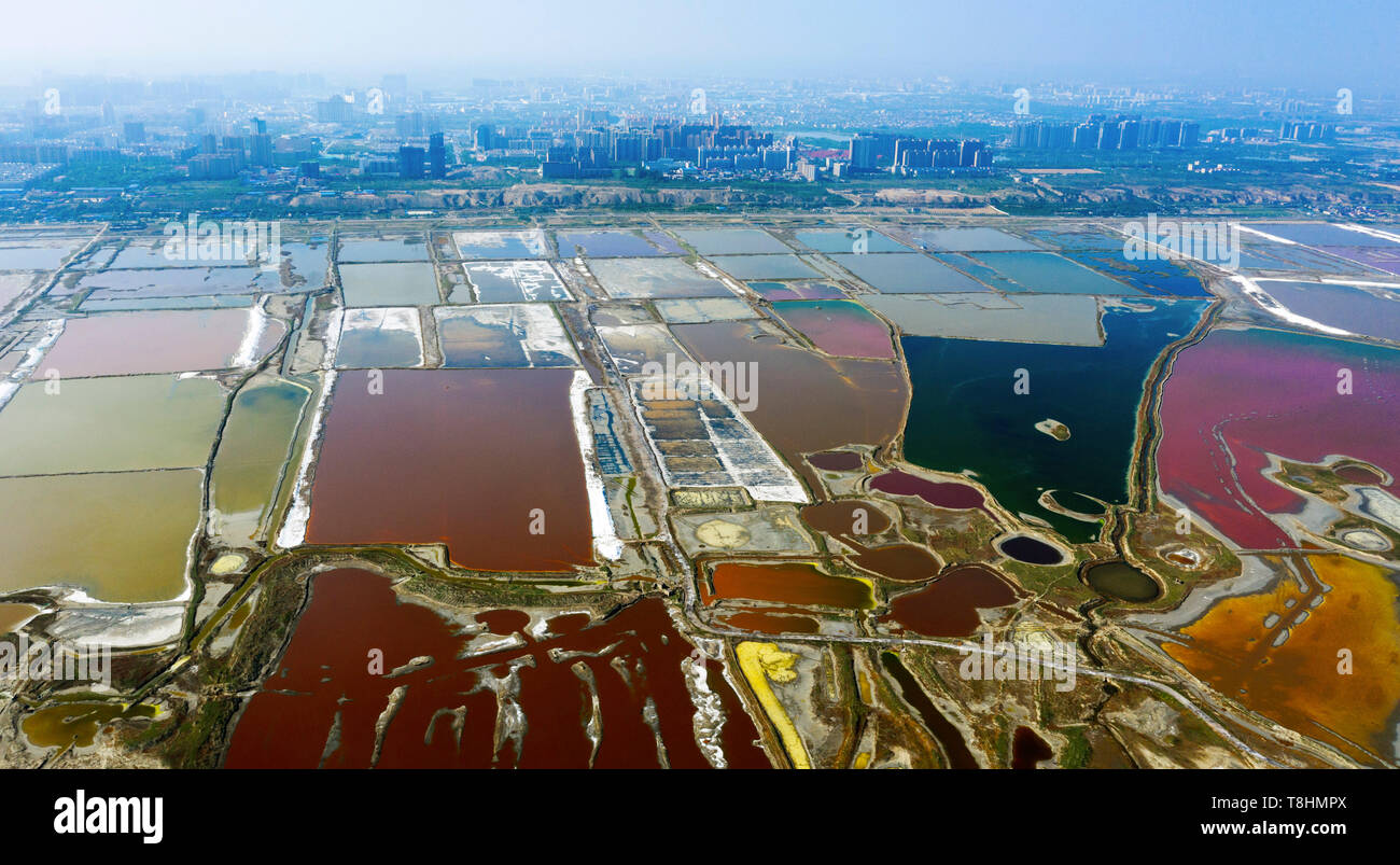 (190513) -- Pechino, 13 maggio 2019 (Xinhua) -- foto aerea adottate il 23 aprile 2019 illustra lo scenario del lago di sale in Yuncheng, città del nord della Cina nella provincia dello Shanxi. Il 'Giorno hanxi 'tema evento tenutosi come parte del Beijing International mostra ortoculturale calci fuori a Pechino il 12 maggio. Il giardino dello Shanxi mette in mostra il suo impegno in greening e imboschimento come pure il suo concetto di sviluppo verde alla corso expo. Non è più fatto affidamento soprattutto sulla sua industria carboniera per la crescita, Shanxi è stata impegnata nello sviluppo di energia pulita e di altre industrie emergenti di trovare un equilibrio scommessa Foto Stock