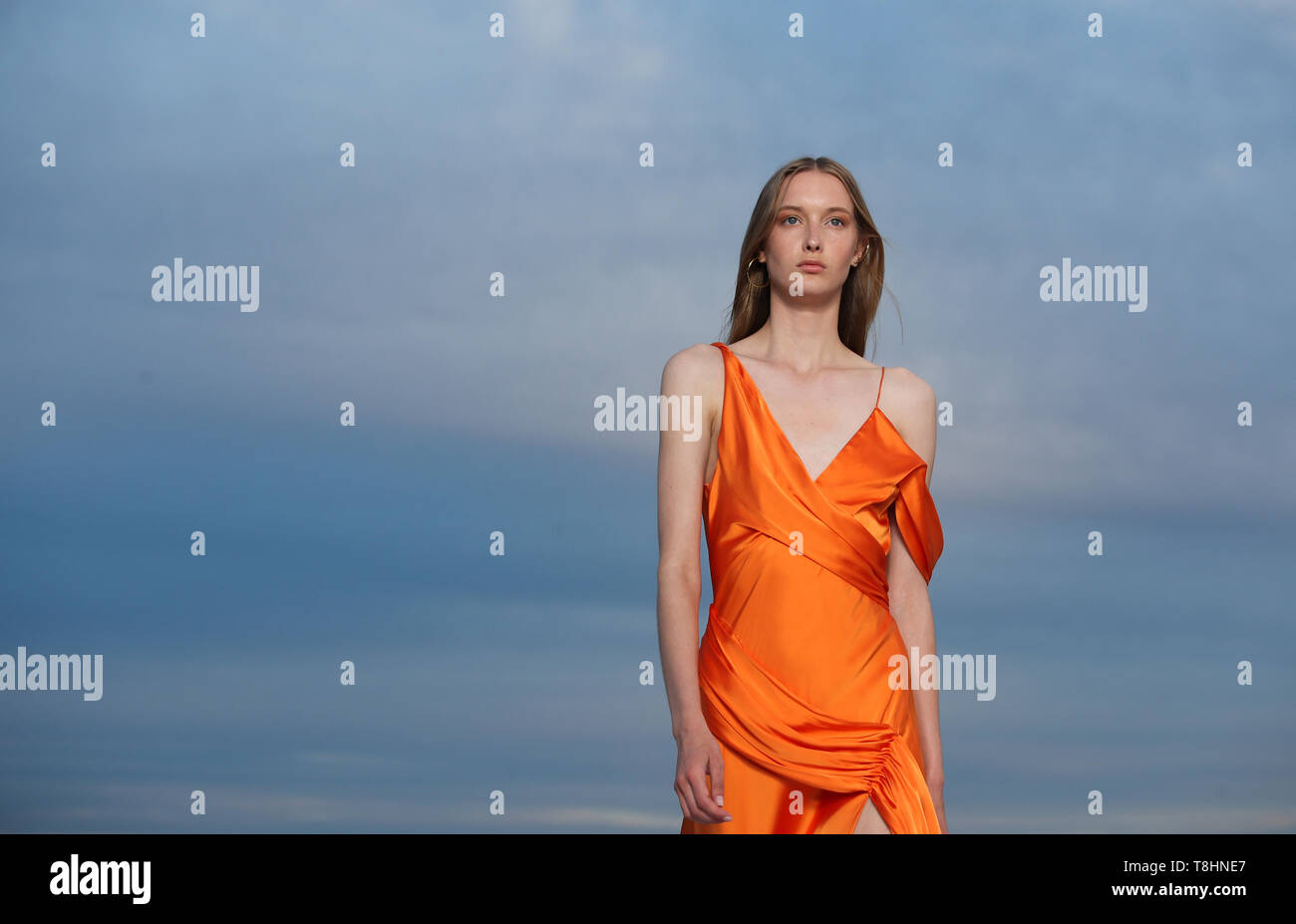 Sydney, 13 maggio. Il 17 maggio 2019. Un modello presenta una creazione di Jonathan Simkhai durante la settimana della moda Australia a Sydney in Australia, 13 maggio 2019. Mercedes-Benz Fashion Week Australia ha dato dei calci a fuori a Sydney la domenica e durerà fino a maggio 17, 2019. Credito: Bai Xuefei/Xinhua/Alamy Live News Foto Stock