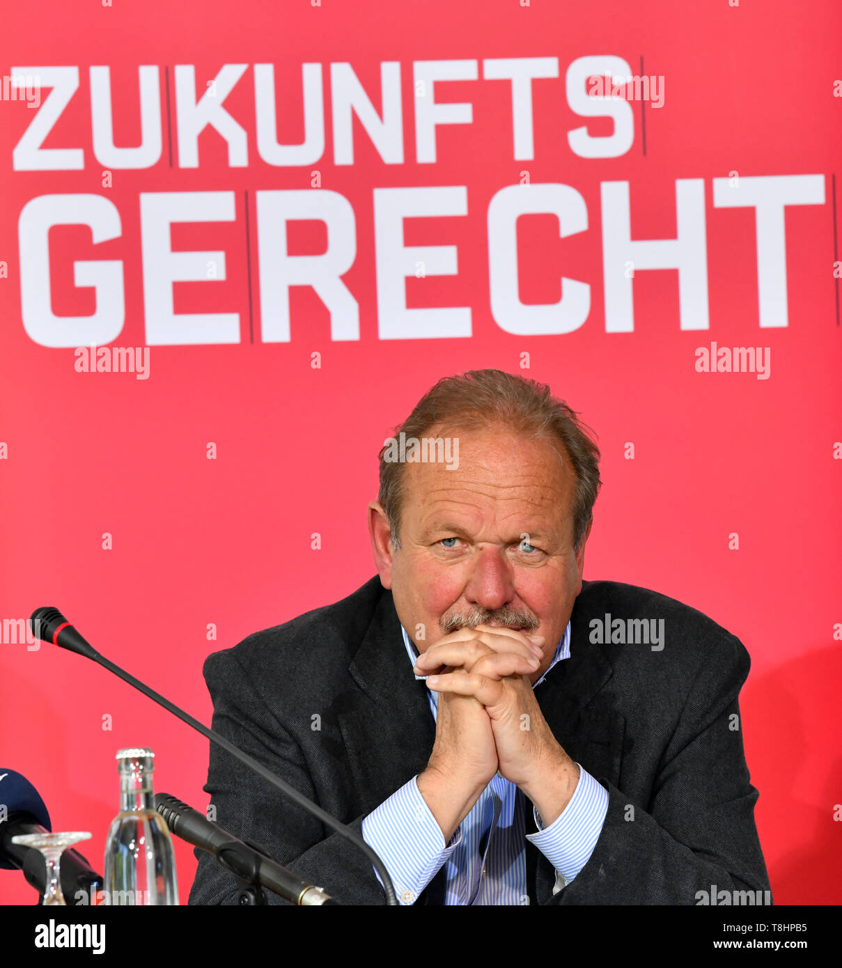 Erfurt, Germania. 13 Maggio, 2019. Frank Bsirske, Presidente della United Services Unione (ver.di), parla in una conferenza stampa nel corso della Turingia del Parlamento. Il Regionalverband Mitte-West, che ha lasciato la Confederazione dei datori di lavoro dei lavoratori " welfare (Awo) Turingia, vuole parlare con il presidente circa i movimenti dei salari nell'economia sociale e di informarlo circa la situazione nel settore delle cure sanitarie. Credito: Martin Schutt/dpa-Zentralbild/dpa/Alamy Live News Foto Stock