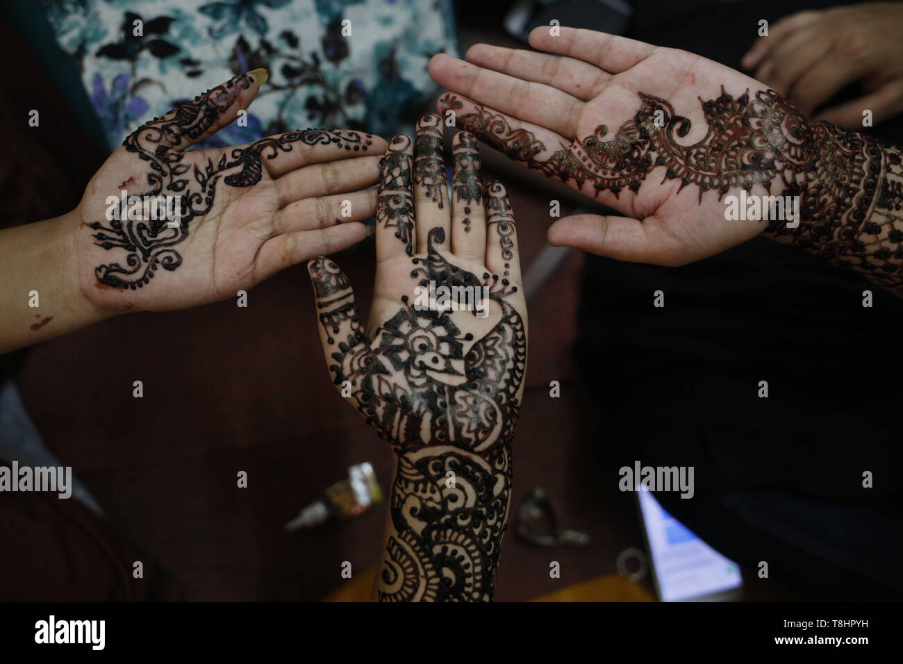 Dacca in Bangladesh. 13 Maggio, 2019. Le donne mostrano il loro canto, decorata con henna durante un festival Mehendi a Dhaka. Henné, che si ritiene siano state usate come un cosmetico per oltre 5000 anni in Egitto e in paesi del Medio Oriente è una forma popolare di moda tra le donne, specialmente durante il Festival di Eid. Credito: MD Mehedi Hasan/ZUMA filo/Alamy Live News Foto Stock