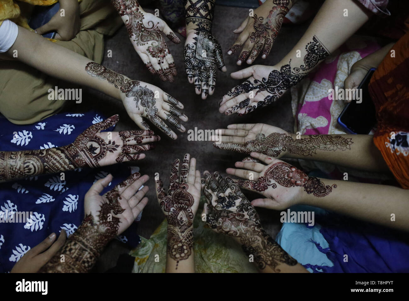 Dacca in Bangladesh. 13 Maggio, 2019. Le donne mostrano il loro canto, decorata con henna durante un festival Mehendi a Dhaka. Henné, che si ritiene siano state usate come un cosmetico per oltre 5000 anni in Egitto e in paesi del Medio Oriente è una forma popolare di moda tra le donne, specialmente durante il Festival di Eid. Credito: MD Mehedi Hasan/ZUMA filo/Alamy Live News Foto Stock