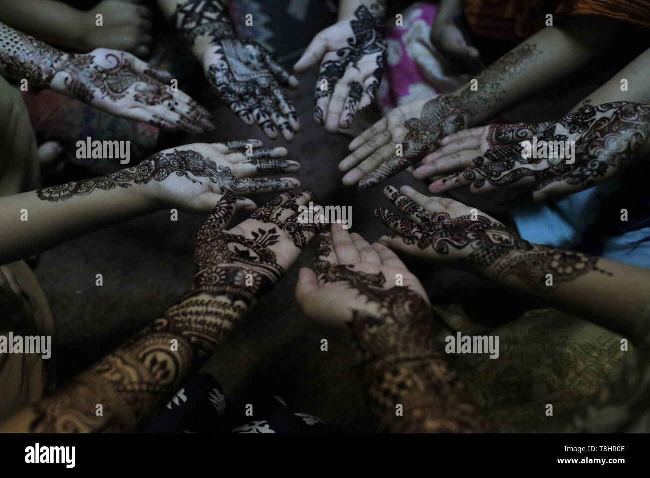 Dacca in Bangladesh. 13 Maggio, 2019. Le donne mostrano il loro canto, decorata con henna durante un festival Mehendi a Dhaka. Henné, che si ritiene siano state usate come un cosmetico per oltre 5000 anni in Egitto e in paesi del Medio Oriente è una forma popolare di moda tra le donne, specialmente durante il Festival di Eid. Credito: MD Mehedi Hasan/ZUMA filo/Alamy Live News Foto Stock