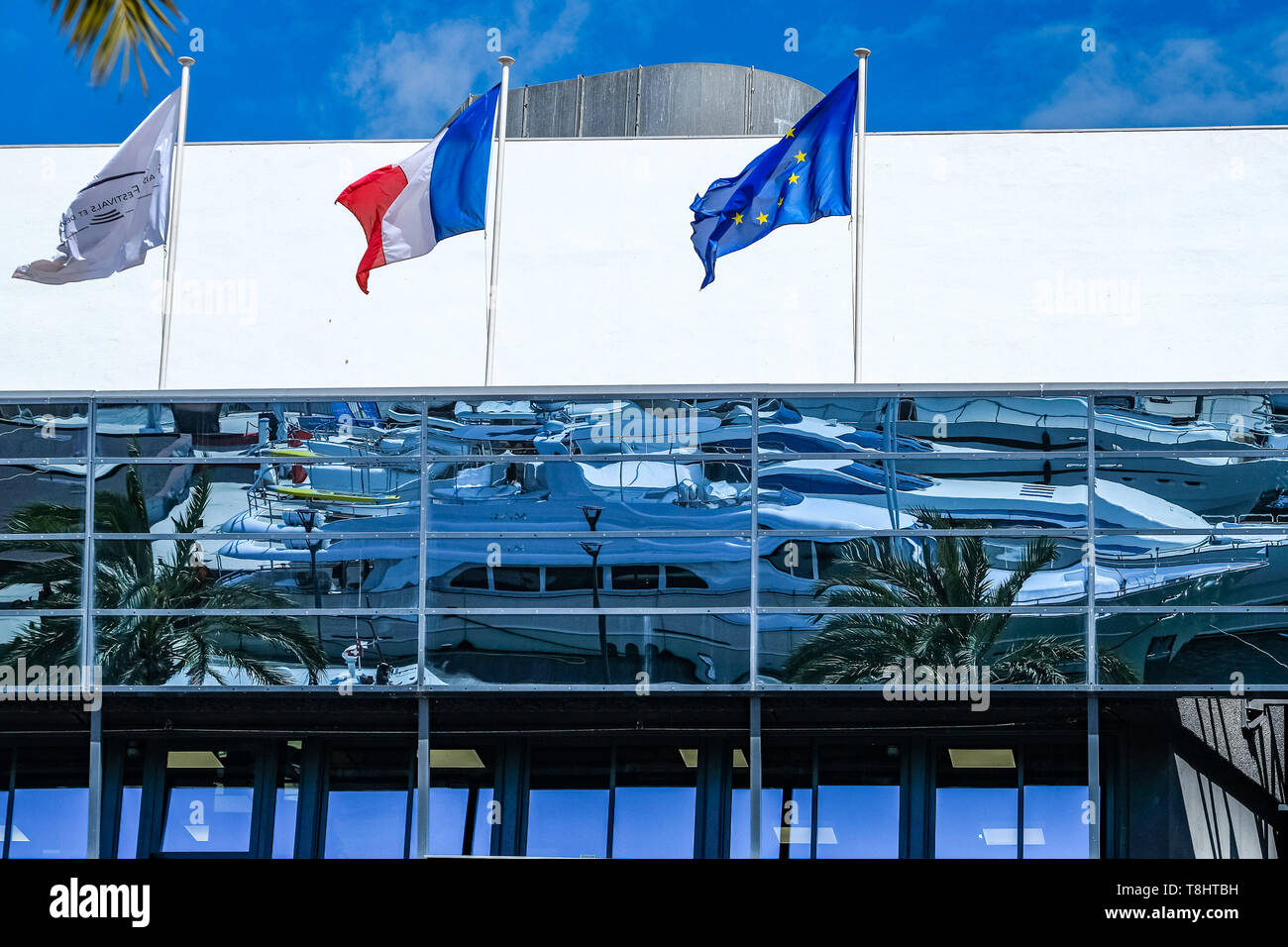 Cannes, Francia. 13 maggio 2019. Righe di lusso super yacht sono riflesse nelle finestre del Palais des Festivals lunedì 13 maggio 2019 presso la 72a edizione del Festival de Cannes, Palais des Festivals Cannes. Le imbarcazioni sono ormeggiata nel porto e preparato come evento e gli spazi per riunioni per le celebrità e le case produttrici di film durante il festival . Credito: Julie Edwards/Alamy Live News Foto Stock