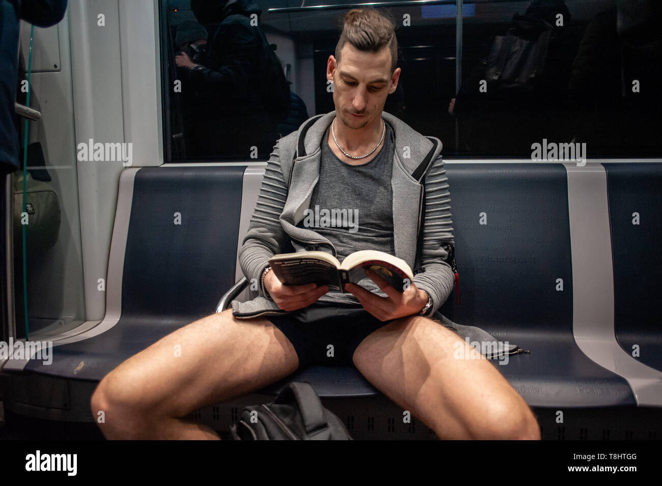 13 gennaio 2019 - Amsterdam, Olanda Settentrionale, Paesi Bassi - Un uomo senza  mutande si vede la lettura in metropolitana durante l'evento..L'Senza  pantaloni di Metropolitana è un evento annuale in scena a