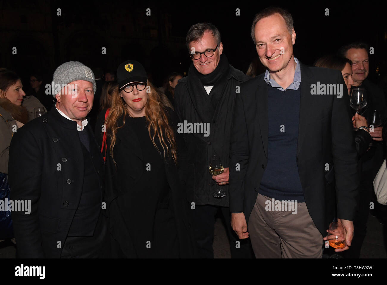 Venedig, Italia. 09 Maggio, 2019. Il commerciante di arte Gerd Harry Lybke (l-r), l'arte teorico Susanne Pfeffer, Alexander Farenholtz, Kulturstiftung des Bundes e Joachim Jäger, direttore della nuova Nationalgalerie, celebrare presso la reception del Nationalgalerie a Markusplatz. L'esposizione internazionale d'arte inizia il 11.05.2019 e termina il 24.11.2019. Credito: Felix Hörhager/dpa/Alamy Live News Foto Stock