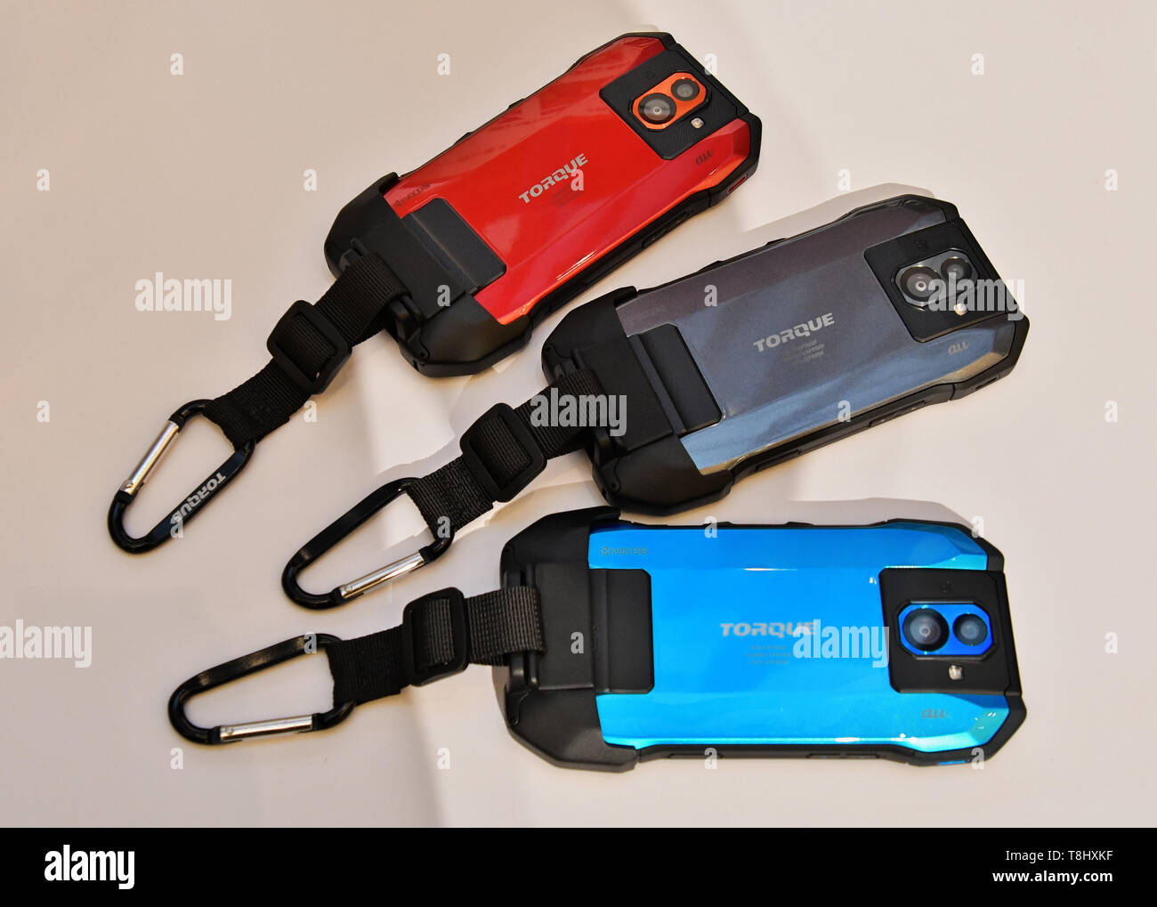 Coppia G04 della Kyocera visualizzato durante la conferenza stampa per i nuovi dispositivi mobili di au's 2019 Estate al Prince Park Tower, Tokyo Giappone il 13 maggio 2019. Credito: AFLO/Alamy Live News Foto Stock