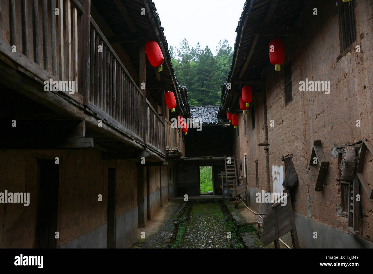 (190514) -- RUIJIN, 14 maggio 2019 (Xinhua) -- Un vecchio adobe house è visto nel villaggio Huawu in Yeping Township, Ruijin città della Cina orientale della provincia di Jiangxi, 6 maggio 2019. Huawu, o 'villaggio delle persone soprannominato Hua" in inglese è un compendio dei cambiamenti che avvengono nella città di Ruijin, un centro di inizio attività rivoluzionaria del Partito Comunista della Cina (CPC). Al giorno d'oggi, frutta e verdura locale sono diventati grandi industrie, e rosso turismo e prodotto agricolo elaborazione sono in piena espansione. Negli ultimi anni molti una volta che impoverisce gli abitanti del villaggio hanno scosso off la povertà come l'anti-povert Foto Stock