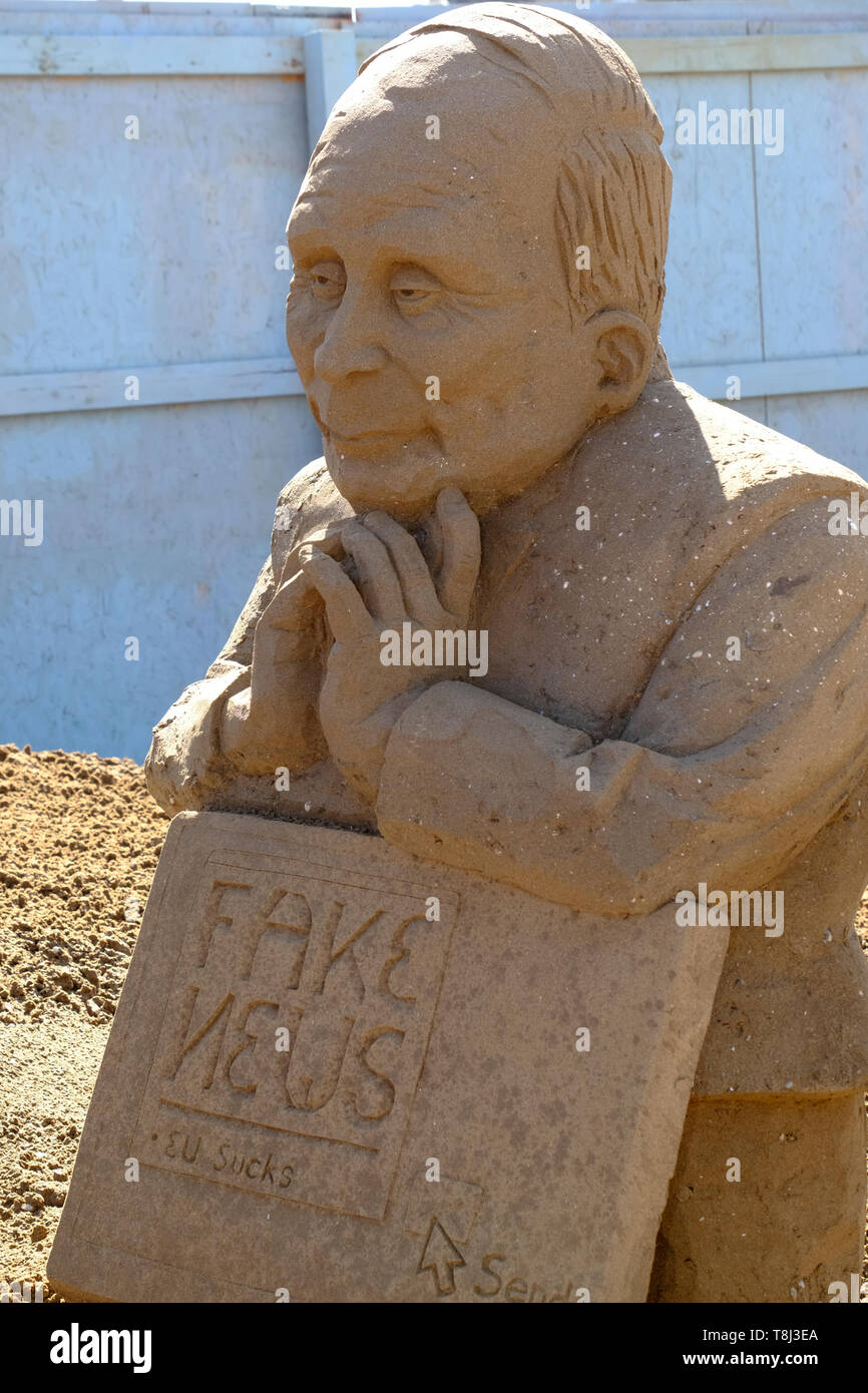 Weston-super-Mare, Somerset, Regno Unito. 14 maggio 2019. Il tema di quest'anno la scultura di sabbia festival è quello che se. I politici presenti in situazioni bizzarre sono presidente Trump, il Presidente Putin e il Primo ministro può. Molte delle sculture sono un tema di attualità, coprendo i rifiuti plastici, obesità e naturalmente Brexit. Il festival si svolge fino a settembre. Credito: Signor Standfast/Alamy Live News Foto Stock